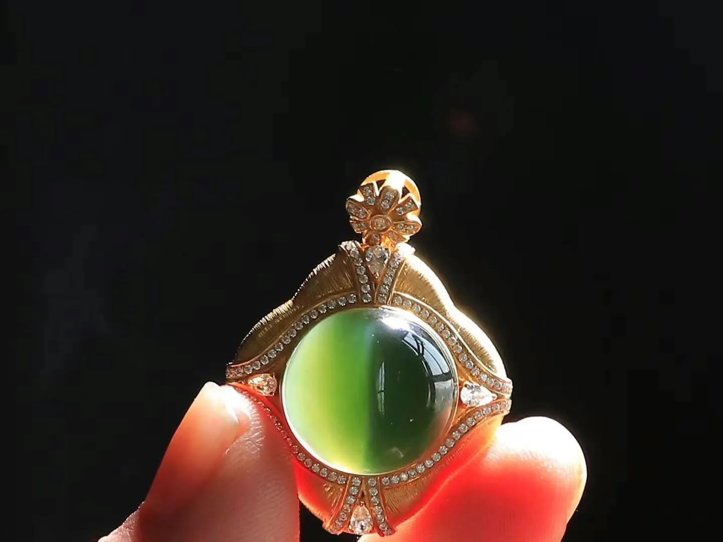 【金镶玉.吊坠】

精品和田玉碧玉猫眼金镶玉吊坠，18k金镶嵌，玉质温润细腻，做工精细，小巧精致，器形优雅，时尚百搭，寓意平安无事，如意顺心。
重7.8克   尺寸15-15.5mm   4950499T