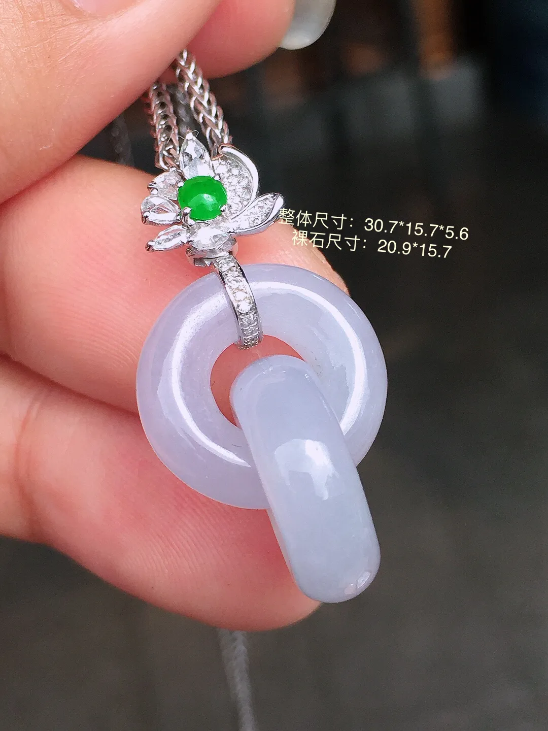 紫罗兰【环环相扣】吊坠，色泽均匀艳丽，玉质细腻，荧光感超
强，饱满水润，气质满满。18k
金豪华镶嵌