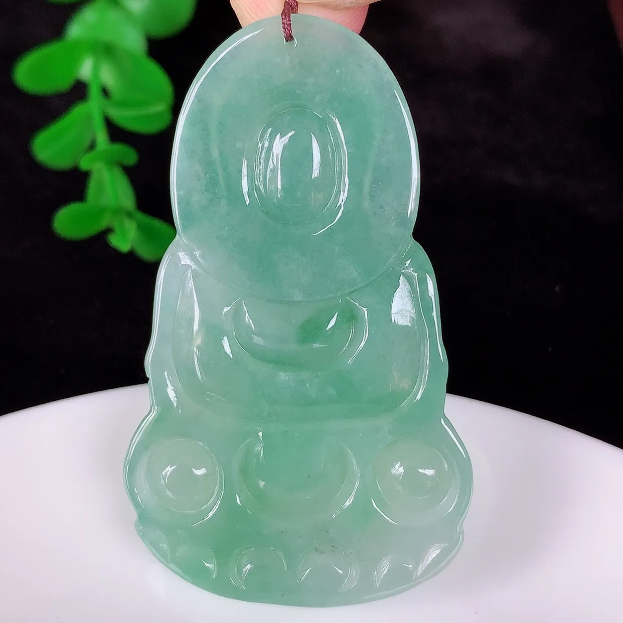 自然光实拍，冰飘绿翡翠观音吊坠，赐福翡翠观音，翠色迷人，观音面相端庄， 佩戴时尚出众！#56.29