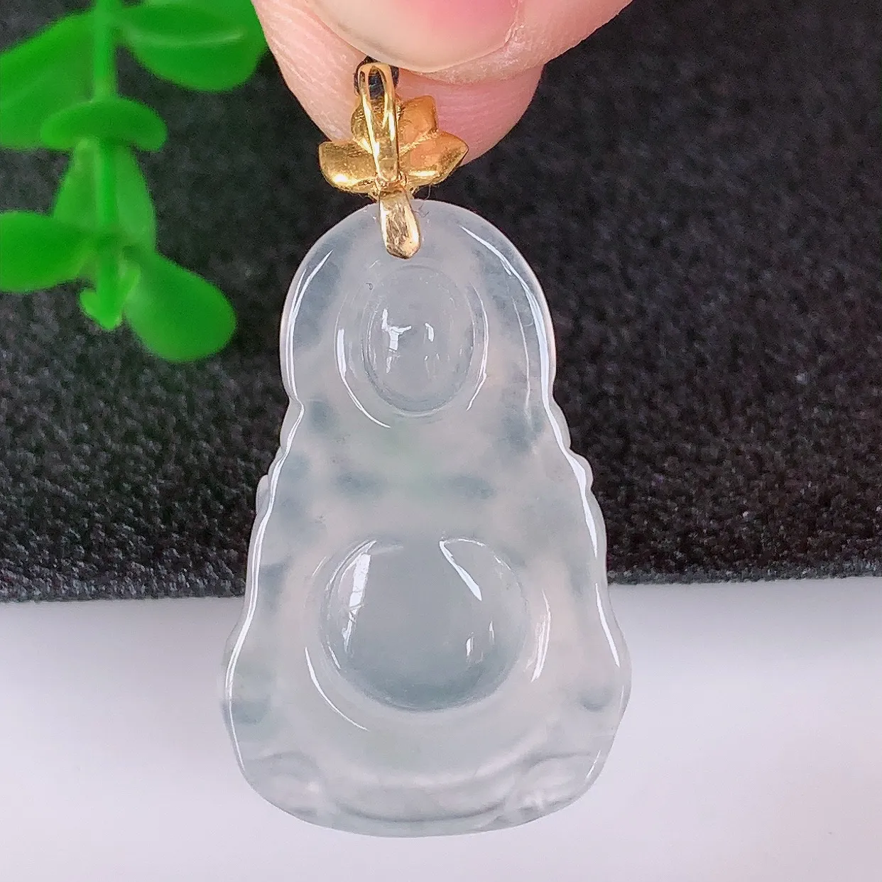 自然光实拍，18K金镶嵌冰种冰胶翡翠逍遥布袋佛吊坠，代代有钱，水足丰盈，盈满欢喜，配戴送礼佳品！#1.29整体34.5* 裸石28*18.6*6.5