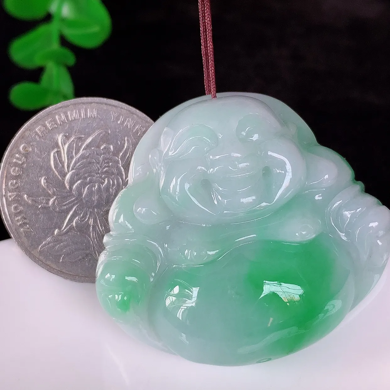 自然光实拍，大件厚装冰润冰糯种飘阳绿翡翠佛公吊坠，饱满， 佛公亦保平安，寓意有福（佛公）相伴， 配戴优雅迷人！#46.29