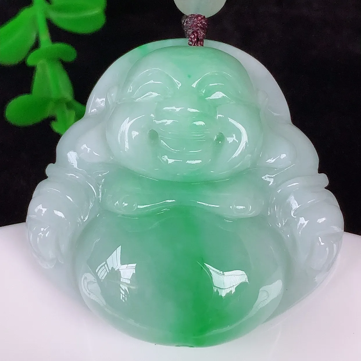 自然光实拍，厚装冰润冰糯种飘阳绿翡翠佛公吊坠，饱满， 佛公亦保平安，寓意有福（佛公）相伴，配戴优雅迷