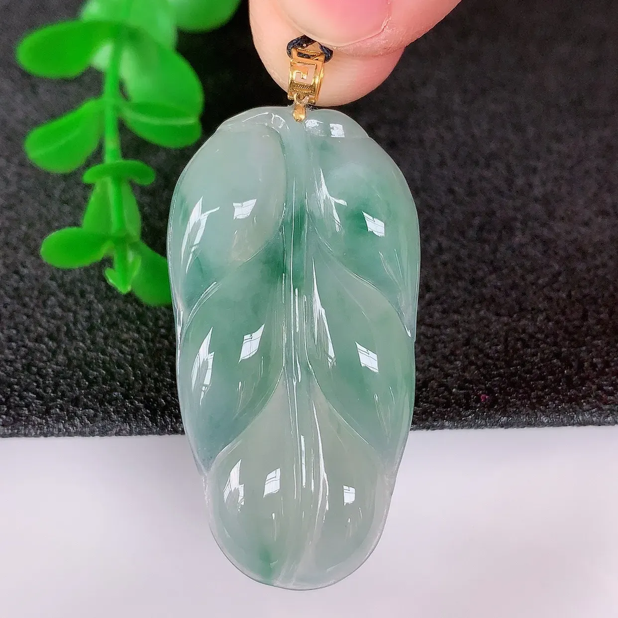 自然光实拍，18K金镶嵌冰种飘花翡翠叶子吊坠，寓意“大业有成，一夜成名，金枝玉叶”水润叶子，翡翠叶子，清秀高雅，性价比超值！#93.29整体 44*裸石39*20.8*4.5