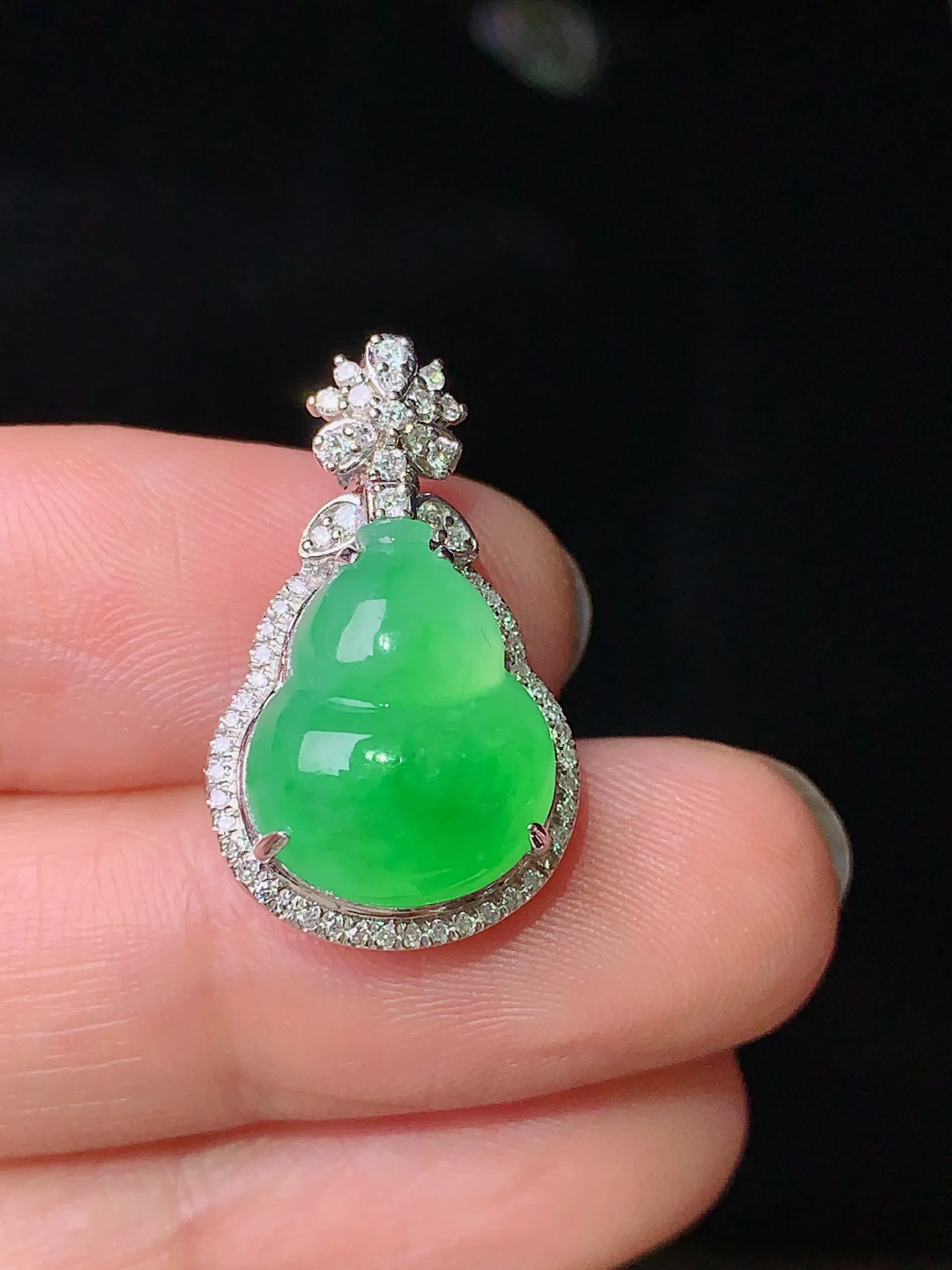 18k金钻镶嵌翠绿葫芦吊坠 玉质细腻 色泽清新艳丽 整体尺寸22.6*13.7*9.6