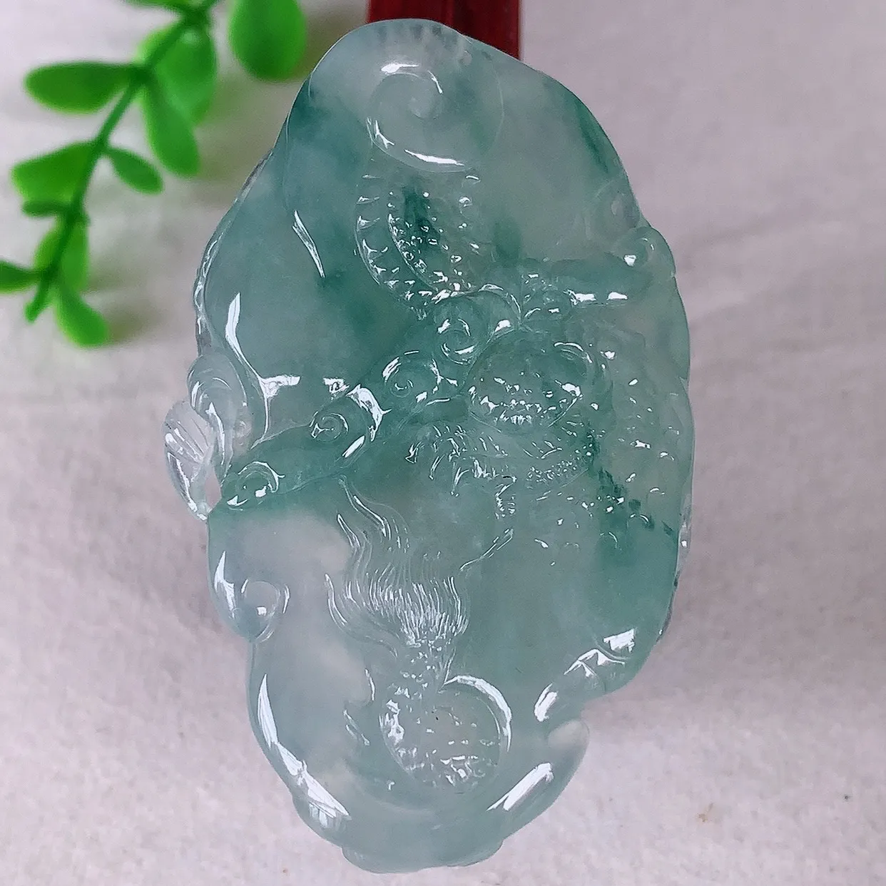自然光实拍，冰种飘花翡翠精雕翡翠龙牌吊坠，龙行天下，雕工立体精湛，翡翠龙牌，种老水足，配戴霸气时尚，值得收藏!#83.29
