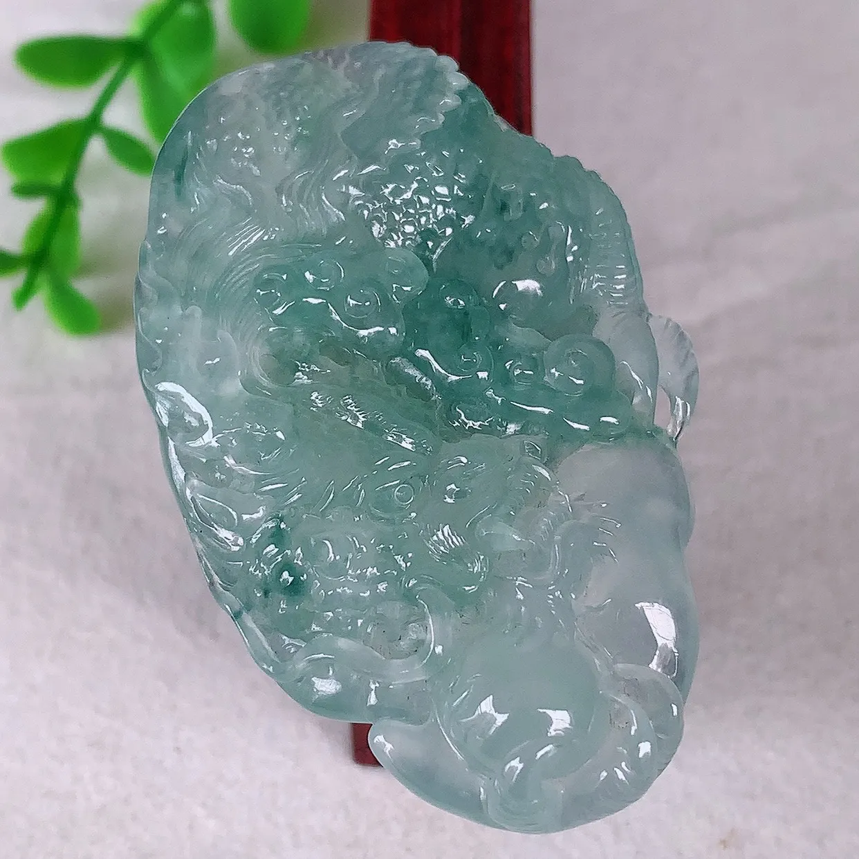 自然光实拍，冰种飘花翡翠精雕翡翠龙牌吊坠，龙行天下，雕工立体精湛，翡翠龙牌，种老水足，配戴霸气时尚，