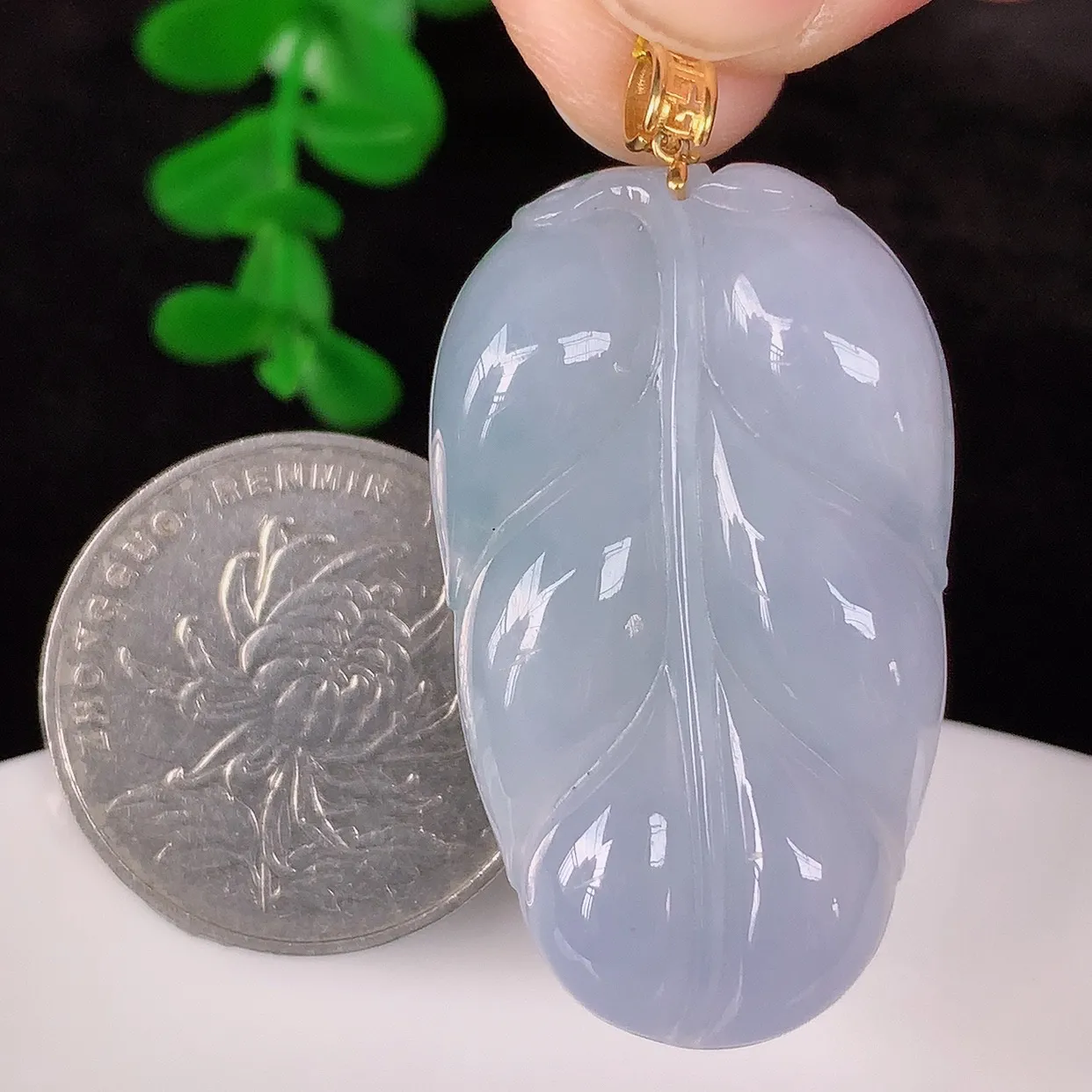 自然光实拍，18K金镶嵌冰润冰糯种春彩翡翠叶子吊坠，寓意“大业有成，一夜成名，金枝玉叶”水润叶子，翡翠叶子，清秀高雅，性价比超值！#35.3整体45*裸千38*23*5.8