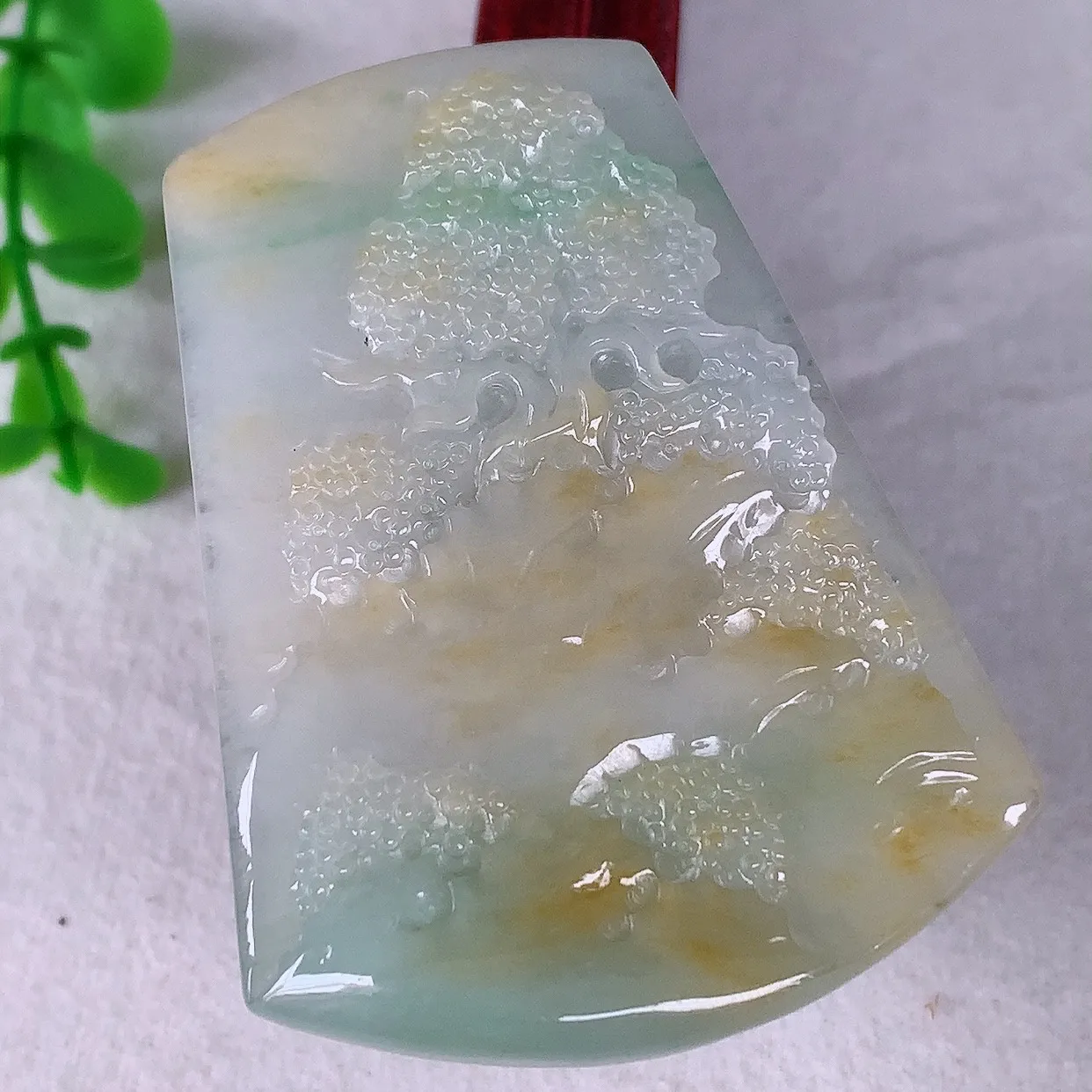 自然光实拍，冰润冰种双彩黄加绿翡翠山水牌吊坠，翡翠山水，立体生动形象，山水素材布局合理，意境感佳，佩戴上身效果更高贵 #60.29