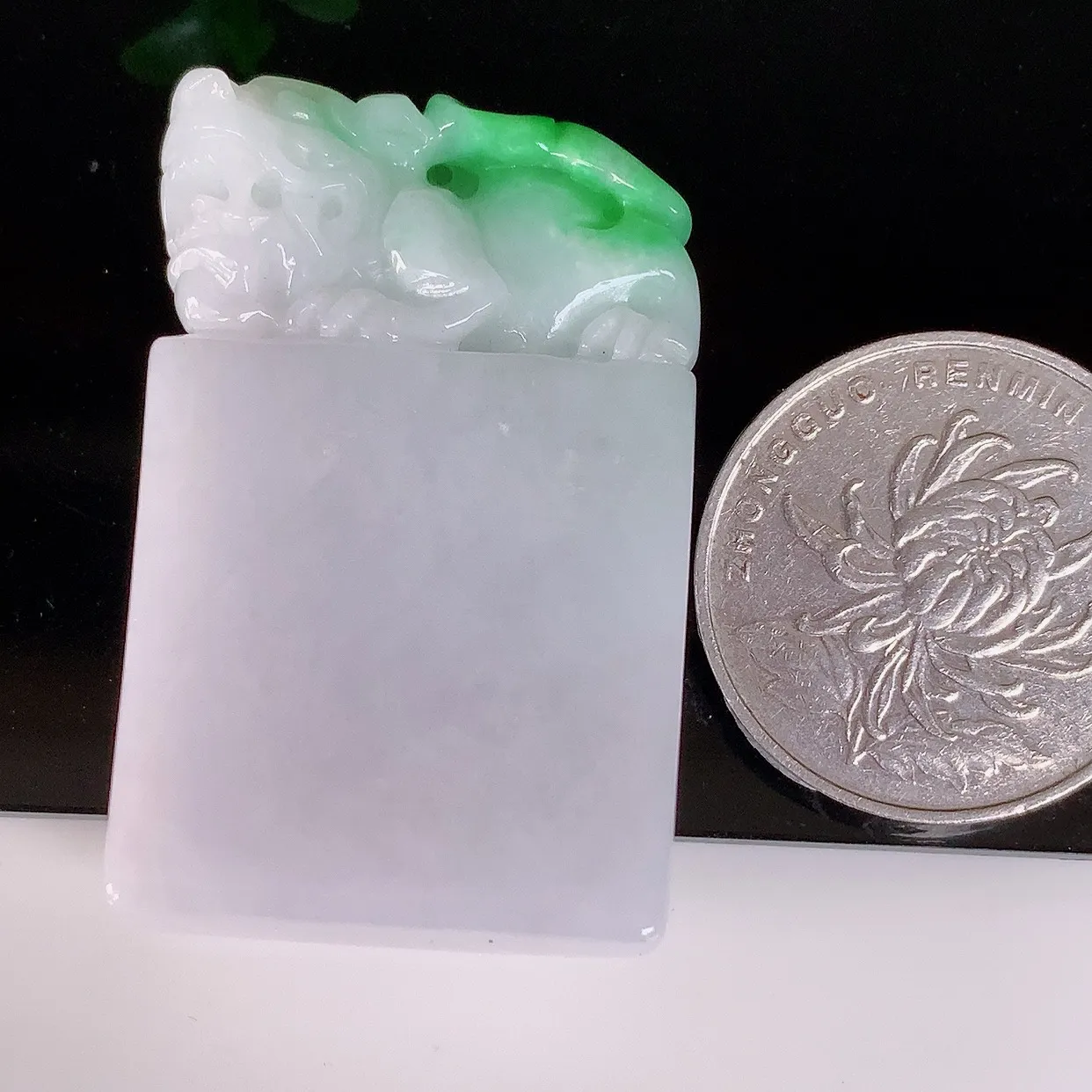 自然光实拍，冰润冰糯种飘阳绿招财貔貅印章吊坠，民间有“一摸貔貅运程旺盛，再摸貔貅财运滚滚，三摸貔貅平步青云 ”的美好祝愿。#41.29