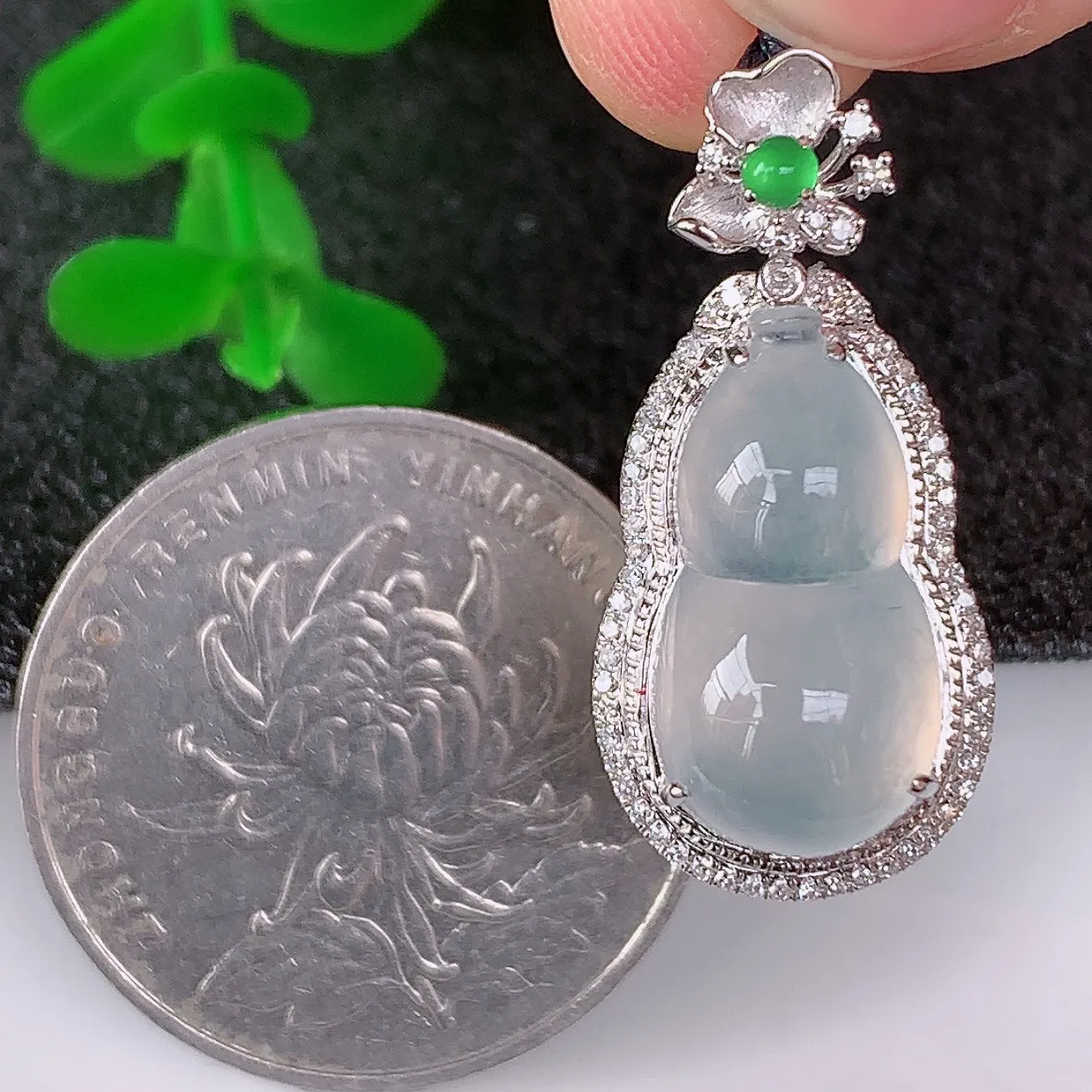自然光实拍，18K金镶嵌冰种翡翠葫芦吊坠，翡翠葫芦，寓意福禄双全，财源滚滚，佩戴效果优雅迷人！#1.3整体26.5*12.5*9裸石16.6*8.8