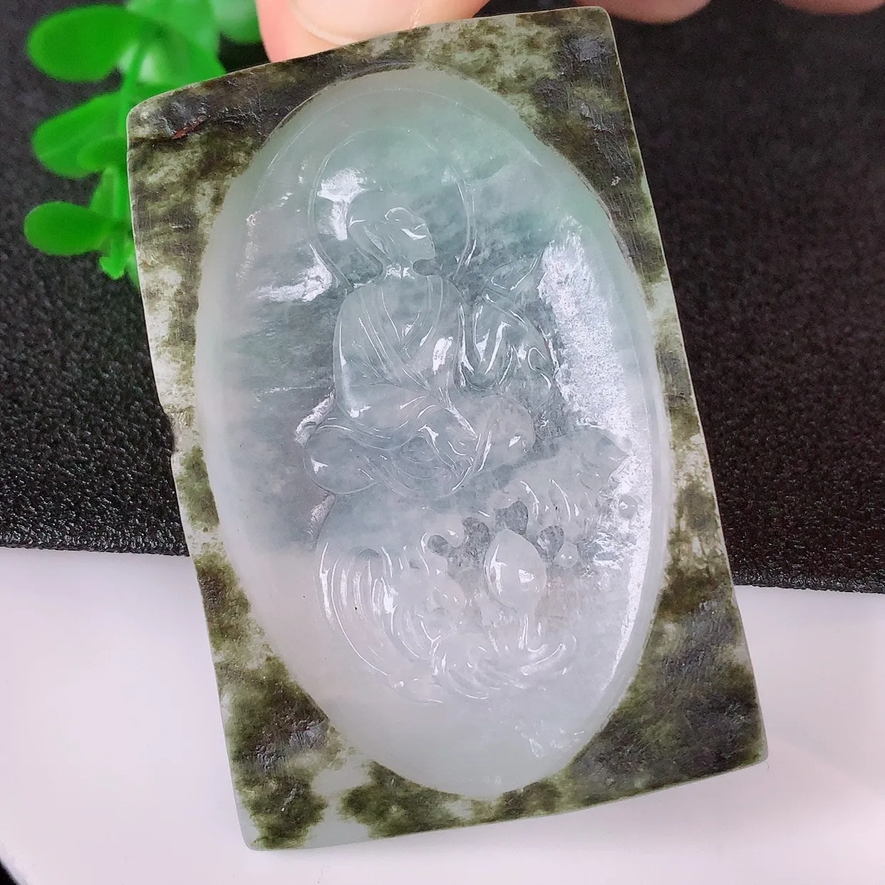 自然光实拍，冰润冰种飘绿翡翠悟道吊坠，翡翠悟道寓意“祥和，安宁，吉祥，幸福”，佩戴效果优雅迷人，性价比超高！#60.3