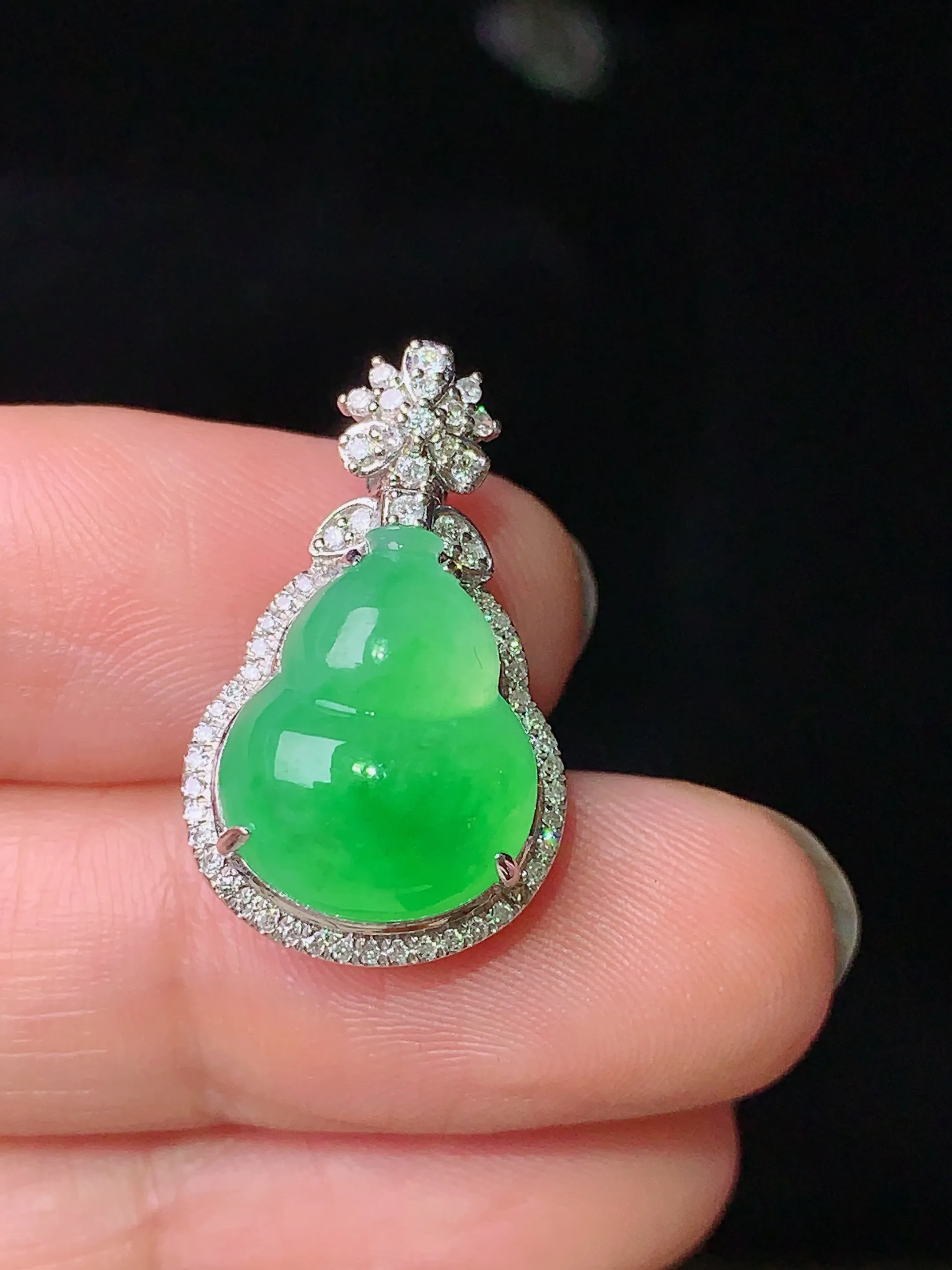 18k金钻镶嵌翠绿葫芦吊坠 玉质细腻 色泽清新艳丽 整体尺寸22.6*13.7*9.6