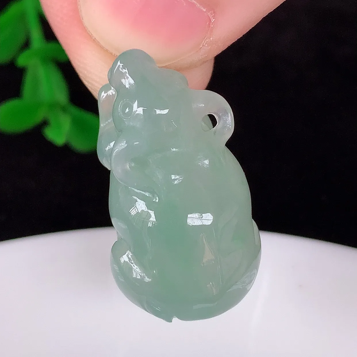 自然光实拍，冰润冰种翡翠生肖牛吊坠，牛气冲天，种老水足，翠色灵动，寓意美好， 佩戴时尚出众！#60.29