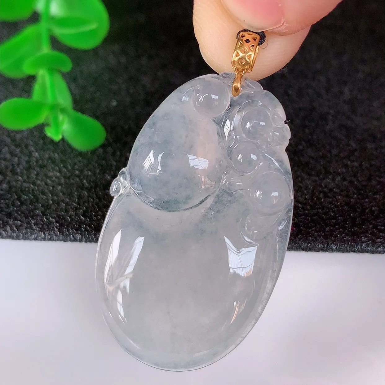 自然光实拍，18K金镶嵌冰种翡翠葫芦吊坠，翡翠葫芦，寓意福禄双全 财源滚滚，佩戴效果优雅迷人！#49