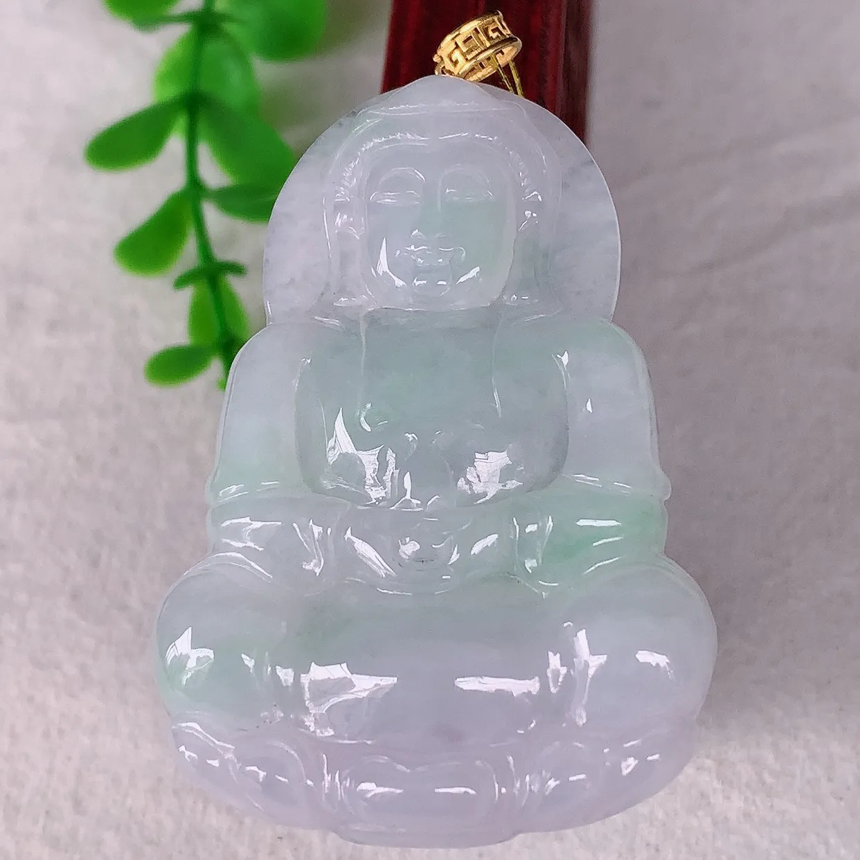 自然光实拍，18K金镶嵌大件冰飘绿翡翠观音吊坠，赐福翡翠观音，翠色迷人，观音面相端庄，佩戴时尚出众！#35.29整体59* 裸石52.5*36.5*6