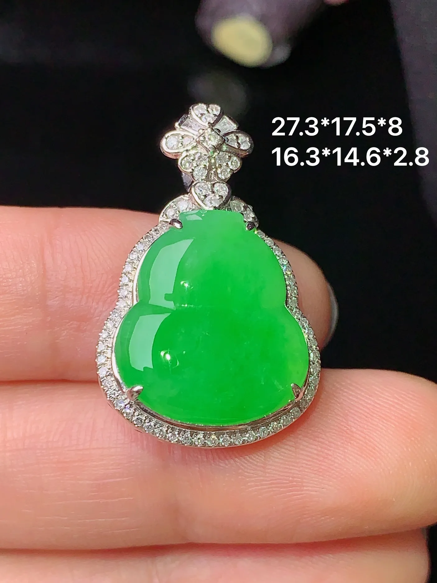 18k金钻镶嵌翠绿葫芦吊坠 玉质细腻 色泽清新艳丽 整体尺寸27.3*17.5*8