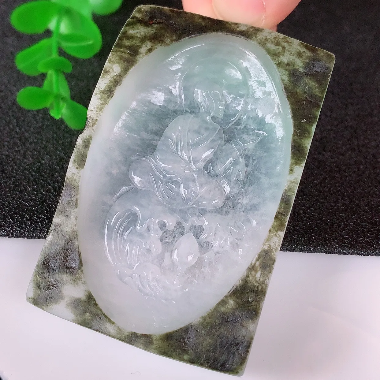 自然光实拍，冰润冰种飘绿翡翠悟道吊坠，翡翠悟道寓意“祥和，安宁，吉祥，幸福”，佩戴效果优雅迷人，性价比超高！#60.3
