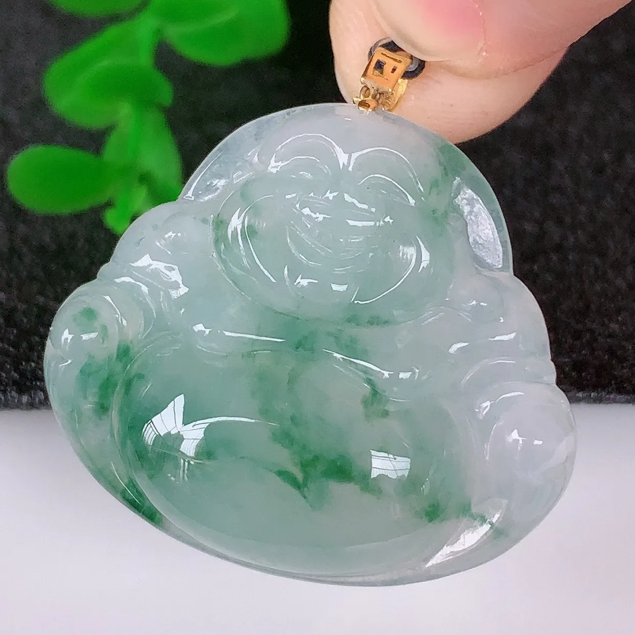 自然光实拍，18K金镶嵌冰种飘花翡翠佛公吊坠，冰透饱满， 佛公亦保平安，寓意有福（佛公）相伴，品相佳，配戴优雅迷人！#49.3整体32.5*裸千27*30.8*6.5