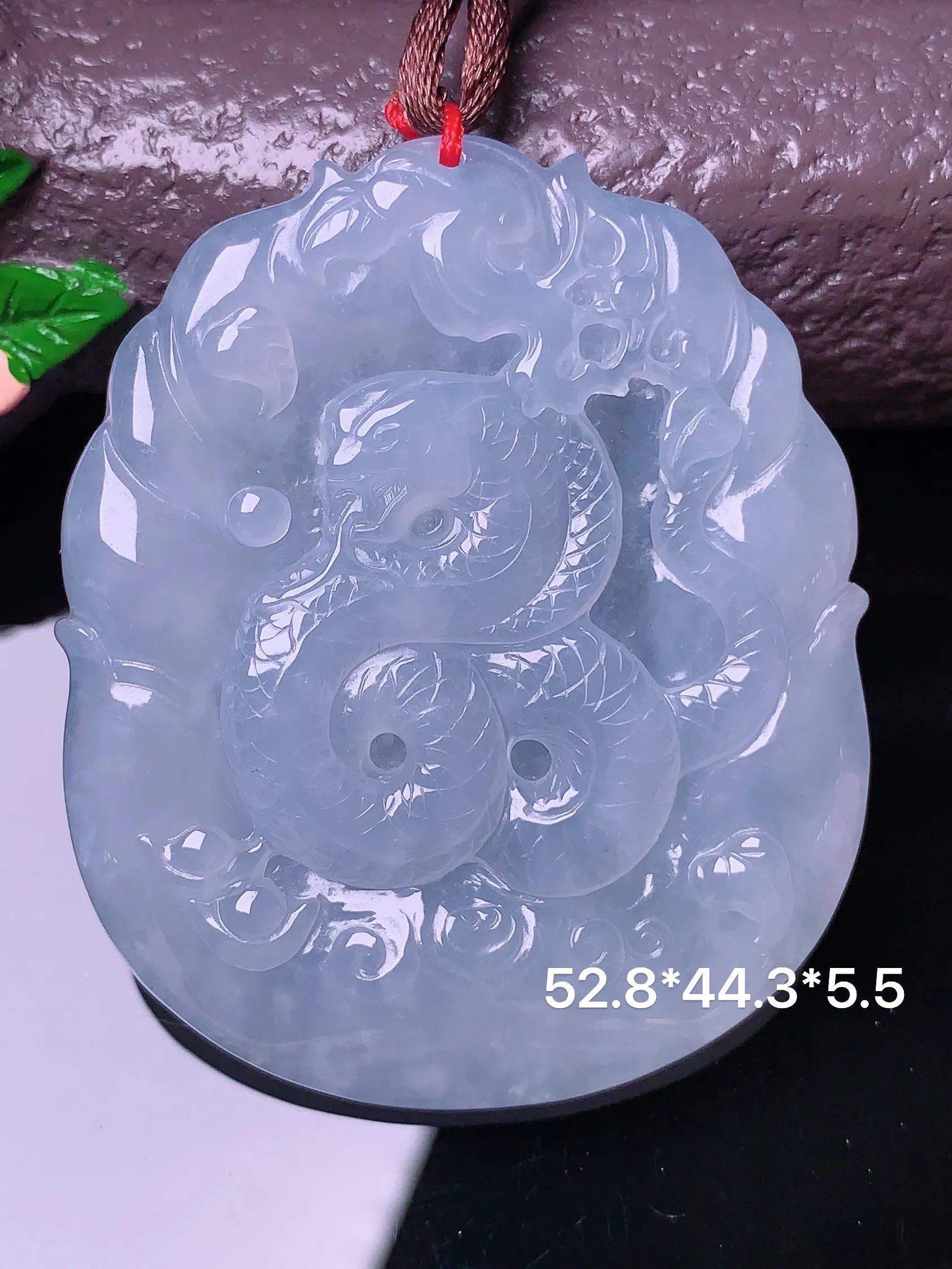 生肖蛇吊坠 玉质细腻 色泽清新艳丽 整体尺寸52.8*44.3*5.5