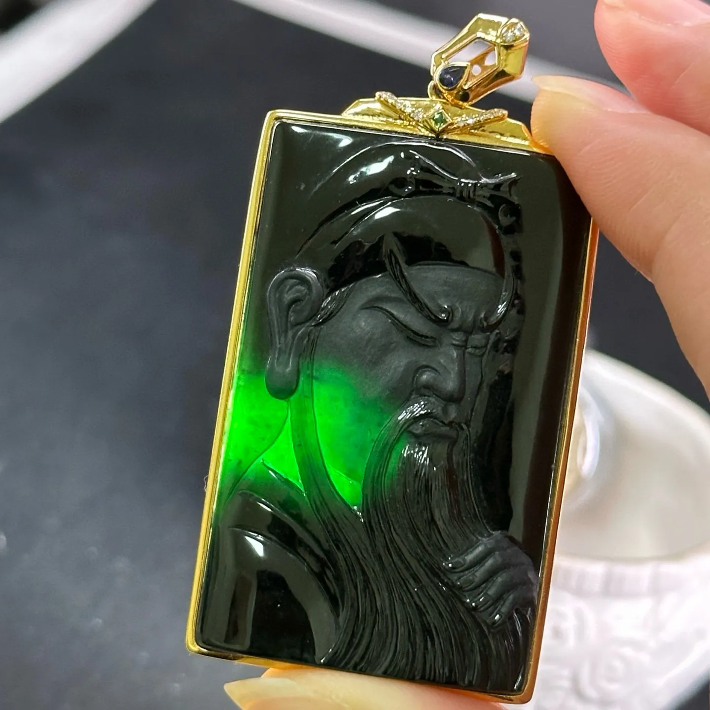 精品墨翠关公 18k金镶嵌 打灯通透 油性十足 尺寸65.7