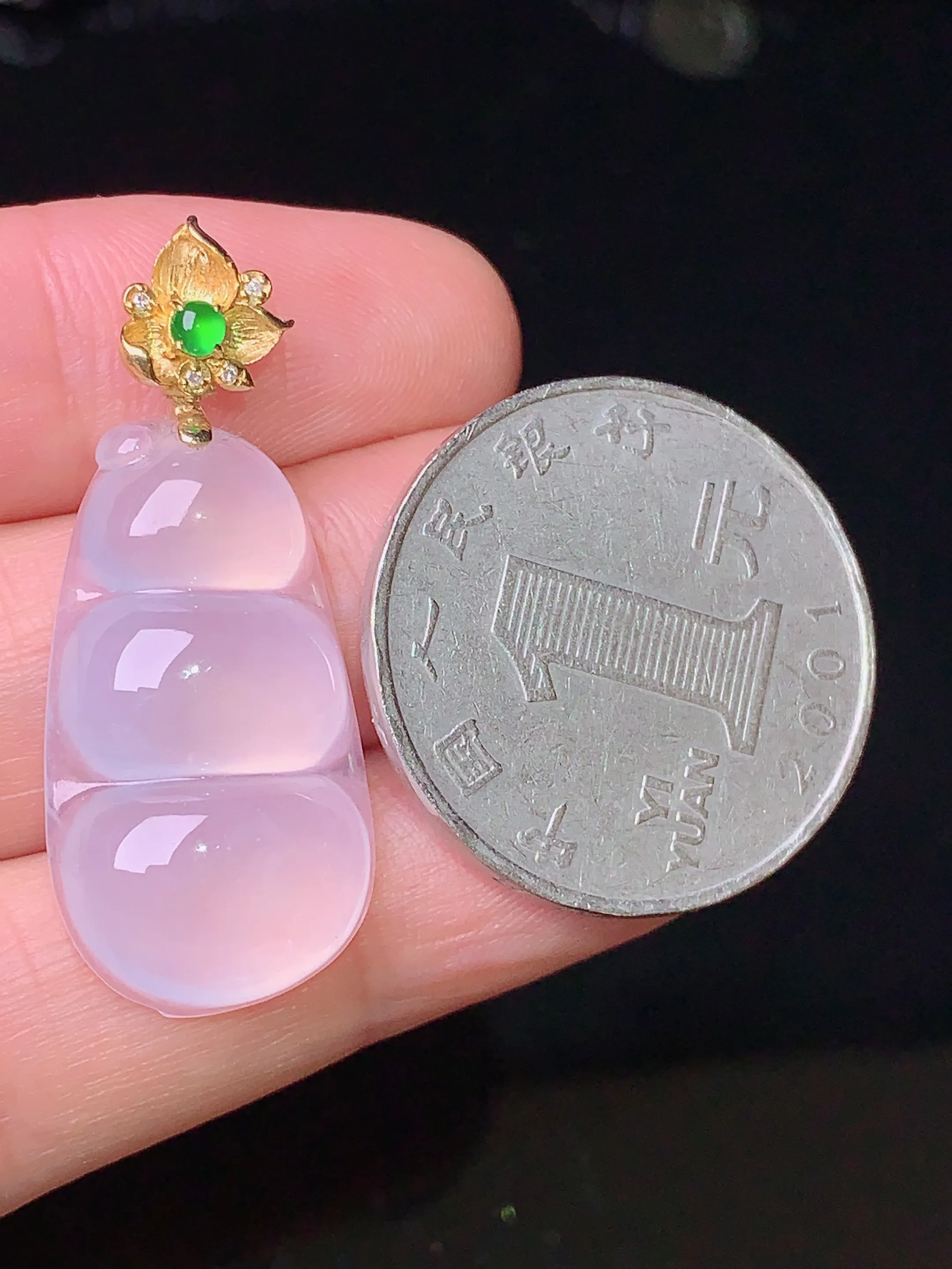 18k金钻镶嵌冰种四季豆吊坠 玉质细腻 色泽清新艳丽 整体尺寸34.5*14.2*5.8