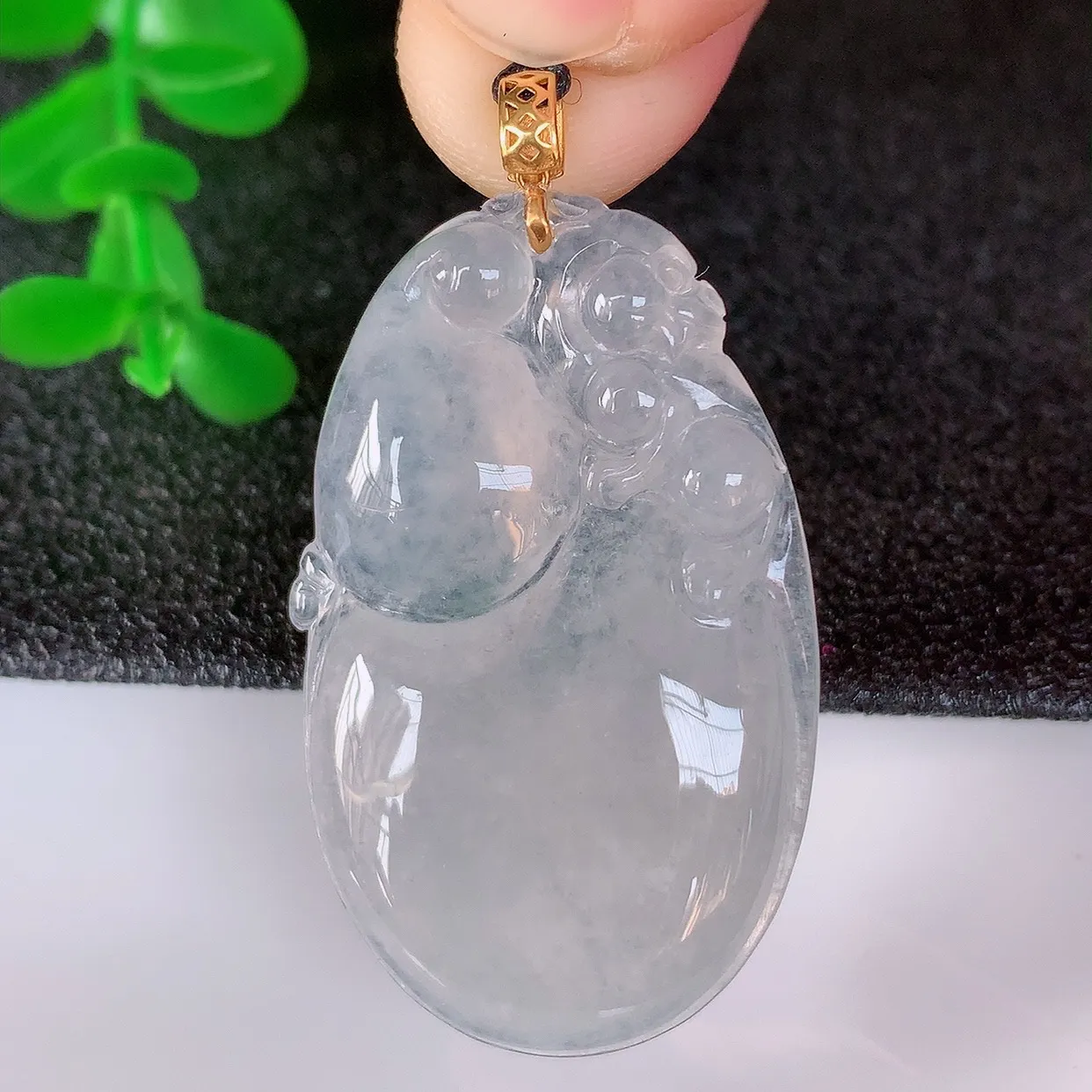 自然光实拍，18K金镶嵌冰种翡翠葫芦吊坠，翡翠葫芦，寓意福禄双全 财源滚滚，佩戴效果优雅迷人！#49.29整体41* 裸石36*22*5