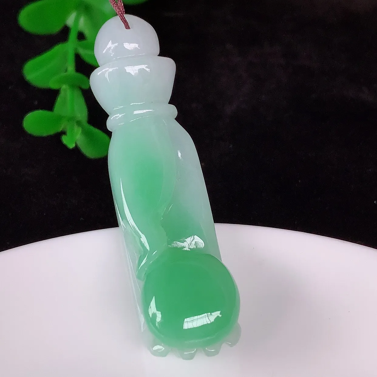 自然光实拍，冰润冰糯种飘绿翡翠掌上明珠吊坠，种老水足，翠色灵动，寓意美好，佩戴时尚出众！#46.3