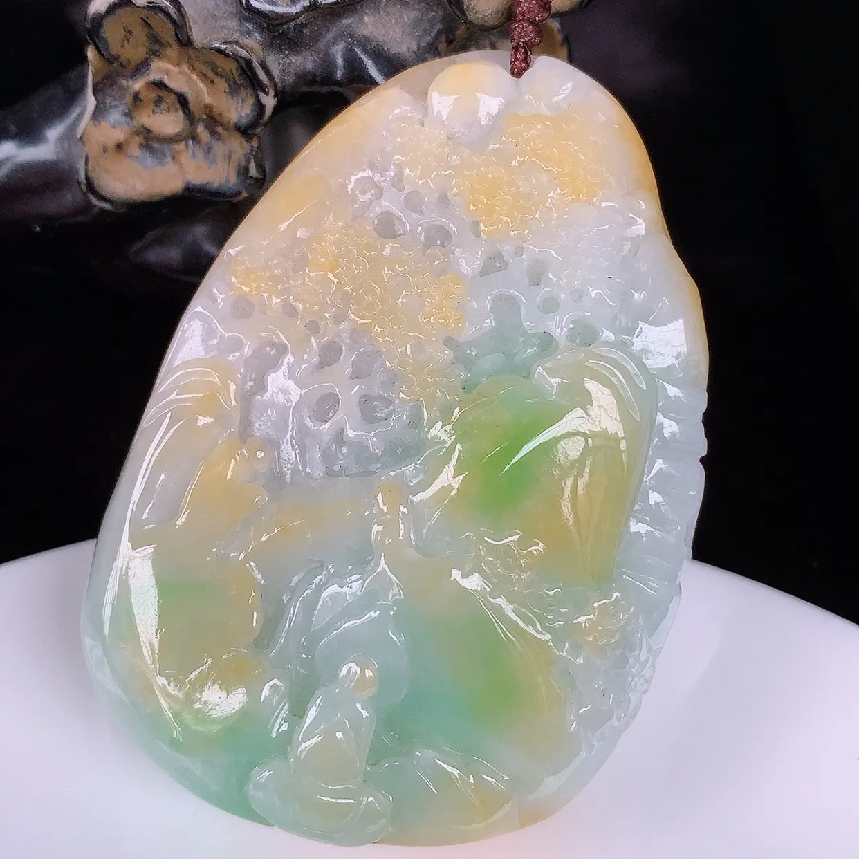 自然光实拍，厚装冰润冰糯种双彩黄加绿翡翠山水牌吊坠，翡翠山水，立体生动形象，山水素材布局合理，意境感佳，佩戴上身效果更高贵 #41.3