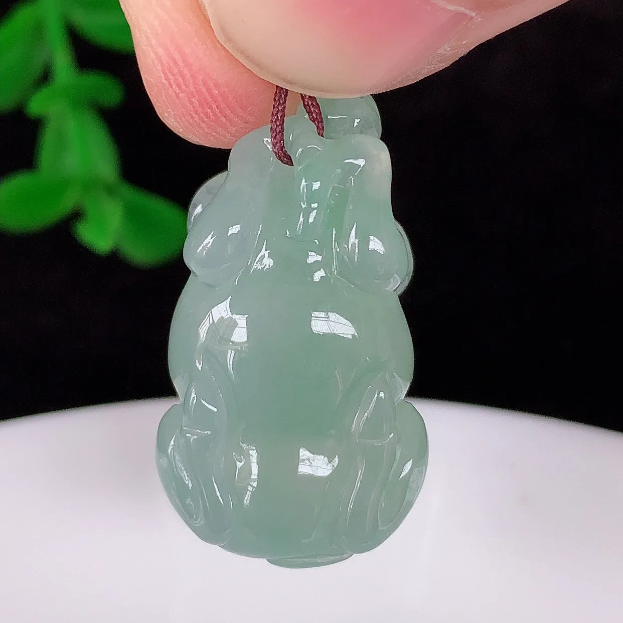 自然光实拍，冰润冰种翡翠生肖牛吊坠，牛气冲天，种老水足，翠色灵动，寓意美好， 佩戴时尚出众！#60.29