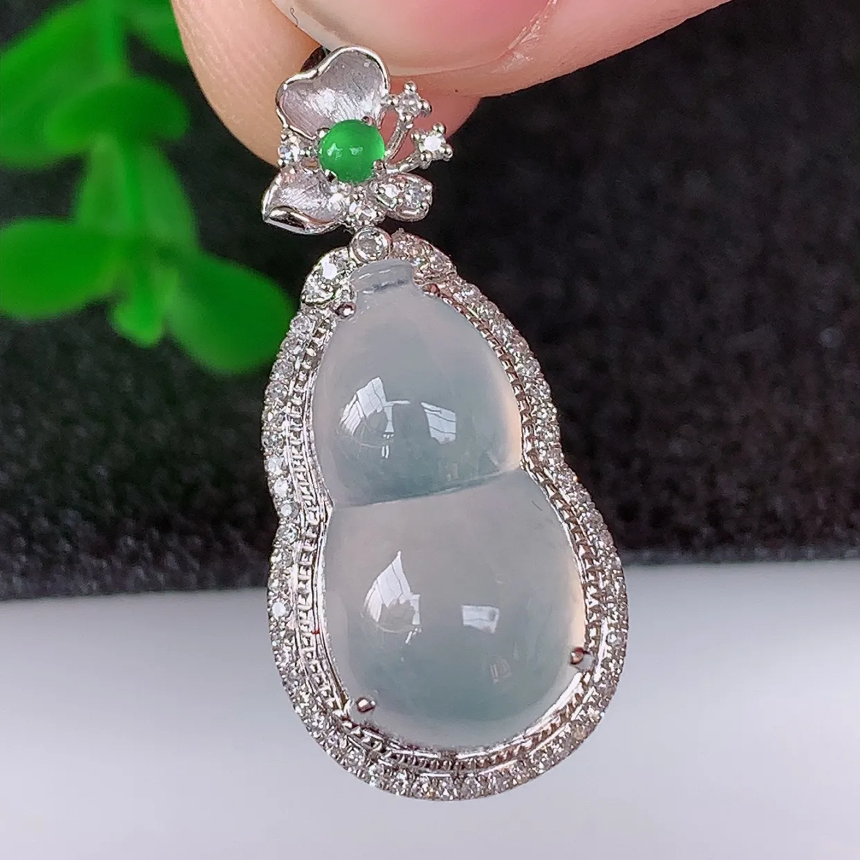 自然光实拍，18K金镶嵌冰种翡翠葫芦吊坠，翡翠葫芦，寓意福禄双全，财源滚滚，佩戴效果优雅迷人！#1.3整体26.5*12.5*9裸石16.6*8.8