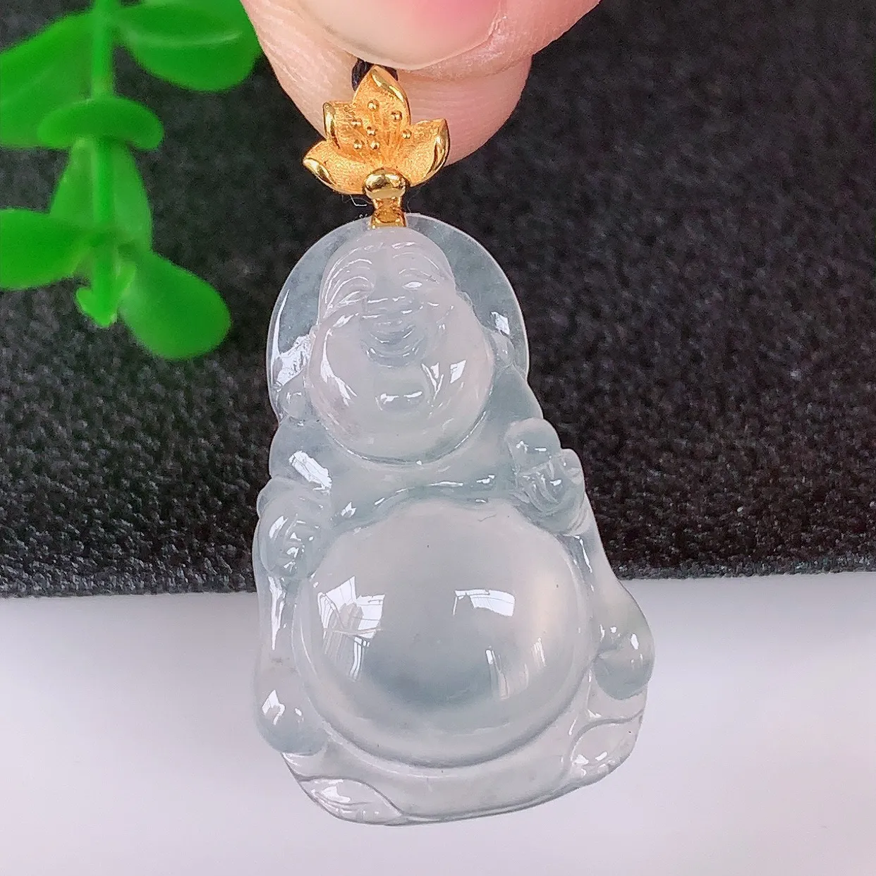 自然光实拍，18K金镶嵌冰种冰胶翡翠逍遥布袋佛吊坠，代代有钱，水足丰盈，盈满欢喜，配戴送礼佳品！#1.29整体34.5* 裸石28*18.6*6.5