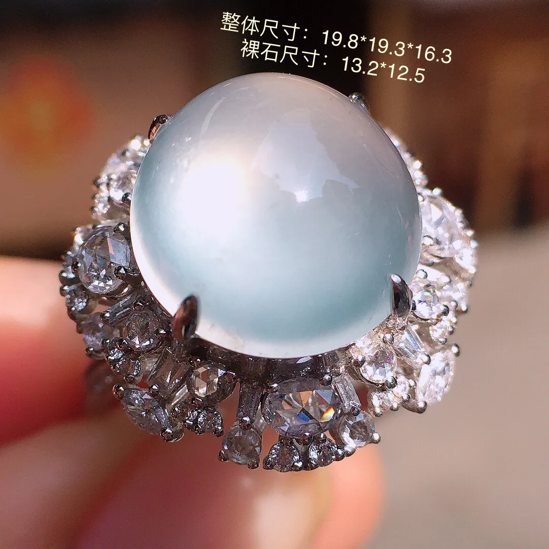 冰种蛋面戒指，玉质细腻，荧光感超
强，饱满水润，气质满满。18k
金豪华镶嵌