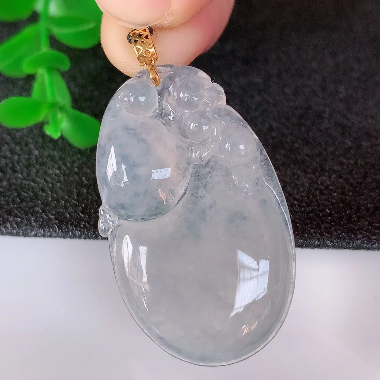 自然光实拍，18K金镶嵌冰种翡翠葫芦吊坠，翡翠葫芦，寓意福禄双全 财源滚滚，佩戴效果优雅迷人！#49.29整体41* 裸石36*22*5