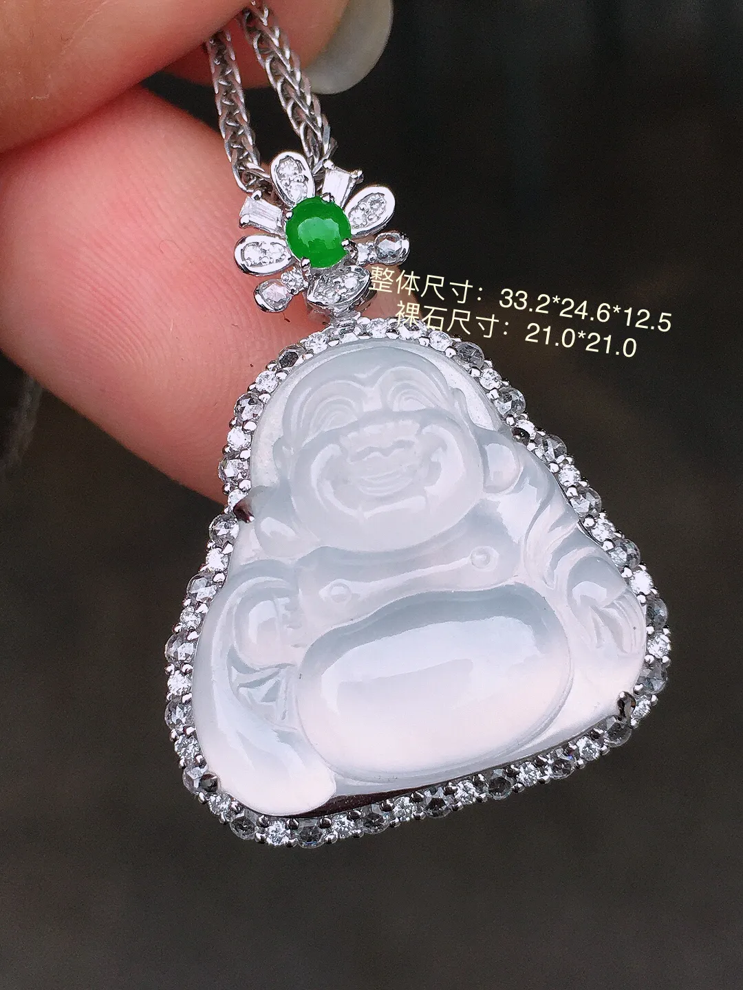 冰种【财神爷】吊坠，玉质细腻，荧光感超
强，饱满水润，气质满满。18k
金豪华镶嵌