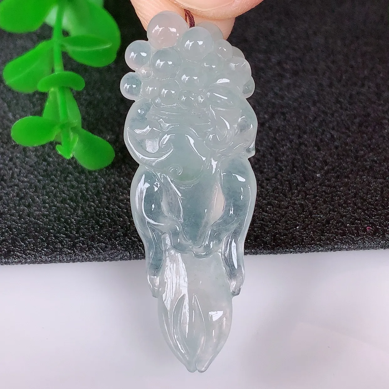 自然光实拍，冰润冰种翡翠人生如意吊坠，种老水足，翠色灵动，寓意美好， 佩戴时尚出众！#89.29