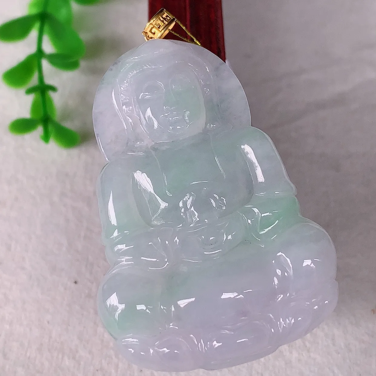 自然光实拍，18K金镶嵌大件冰飘绿翡翠观音吊坠，赐福翡翠观音，翠色迷人，观音面相端庄，佩戴时尚出众！#35.29整体59* 裸石52.5*36.5*6