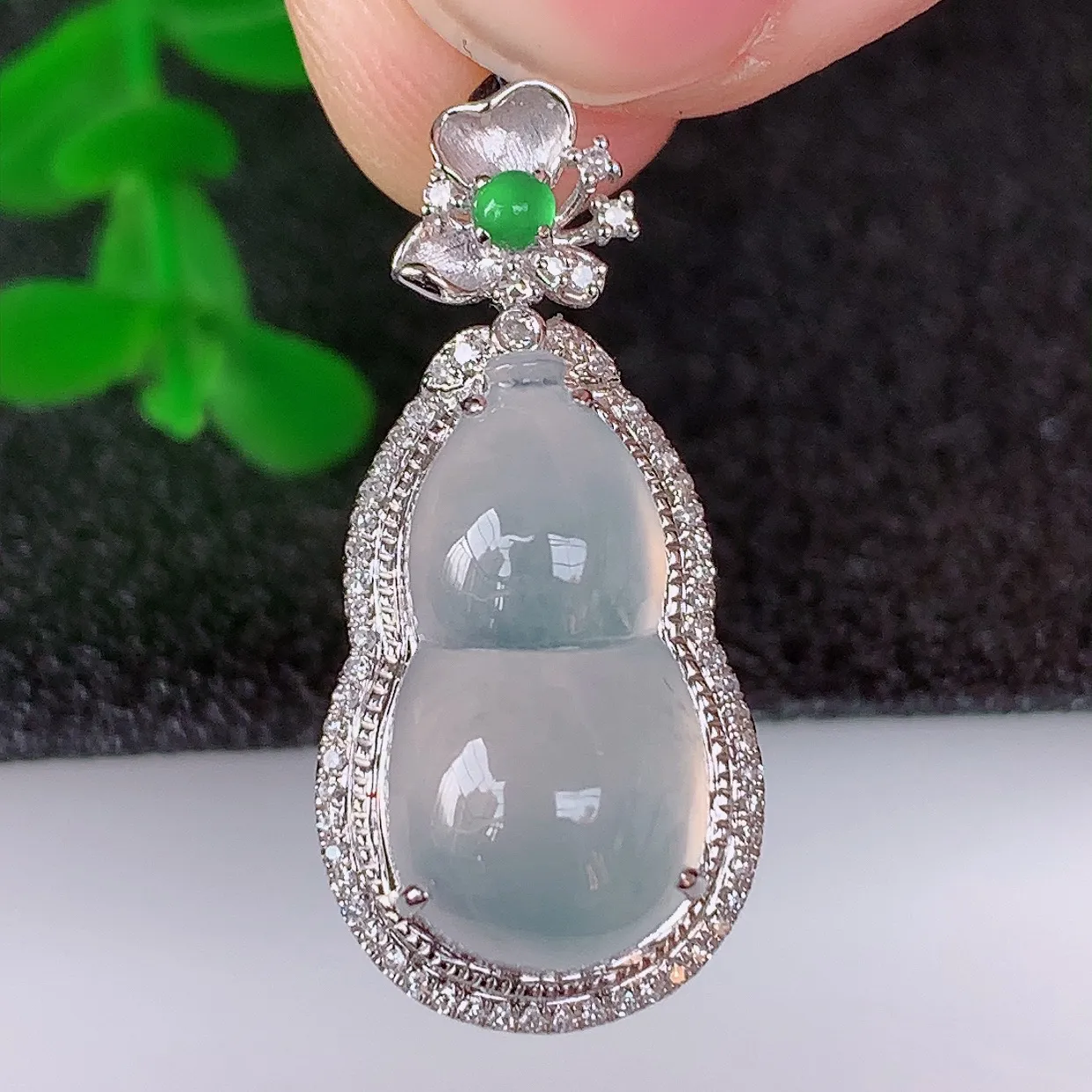 自然光实拍，18K金镶嵌冰种翡翠葫芦吊坠，翡翠葫芦，寓意福禄双全，财源滚滚，佩戴效果优雅迷人！#1.