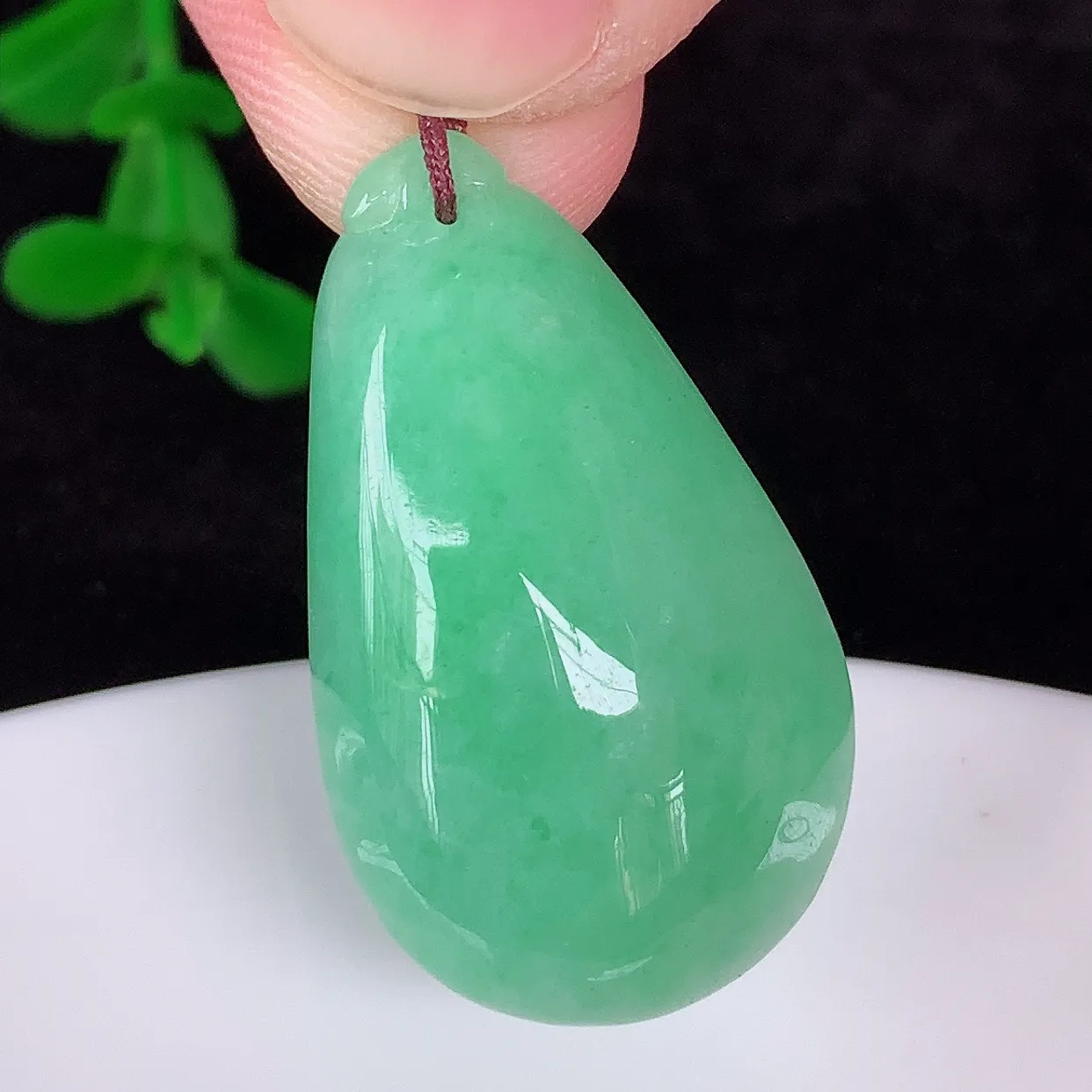 自然光实拍，冰润冰糯种果绿翡翠招财福瓜吊坠，翡翠福瓜招财瓜，冰润且起胶感， 佩戴效果优雅迷人！#83.29