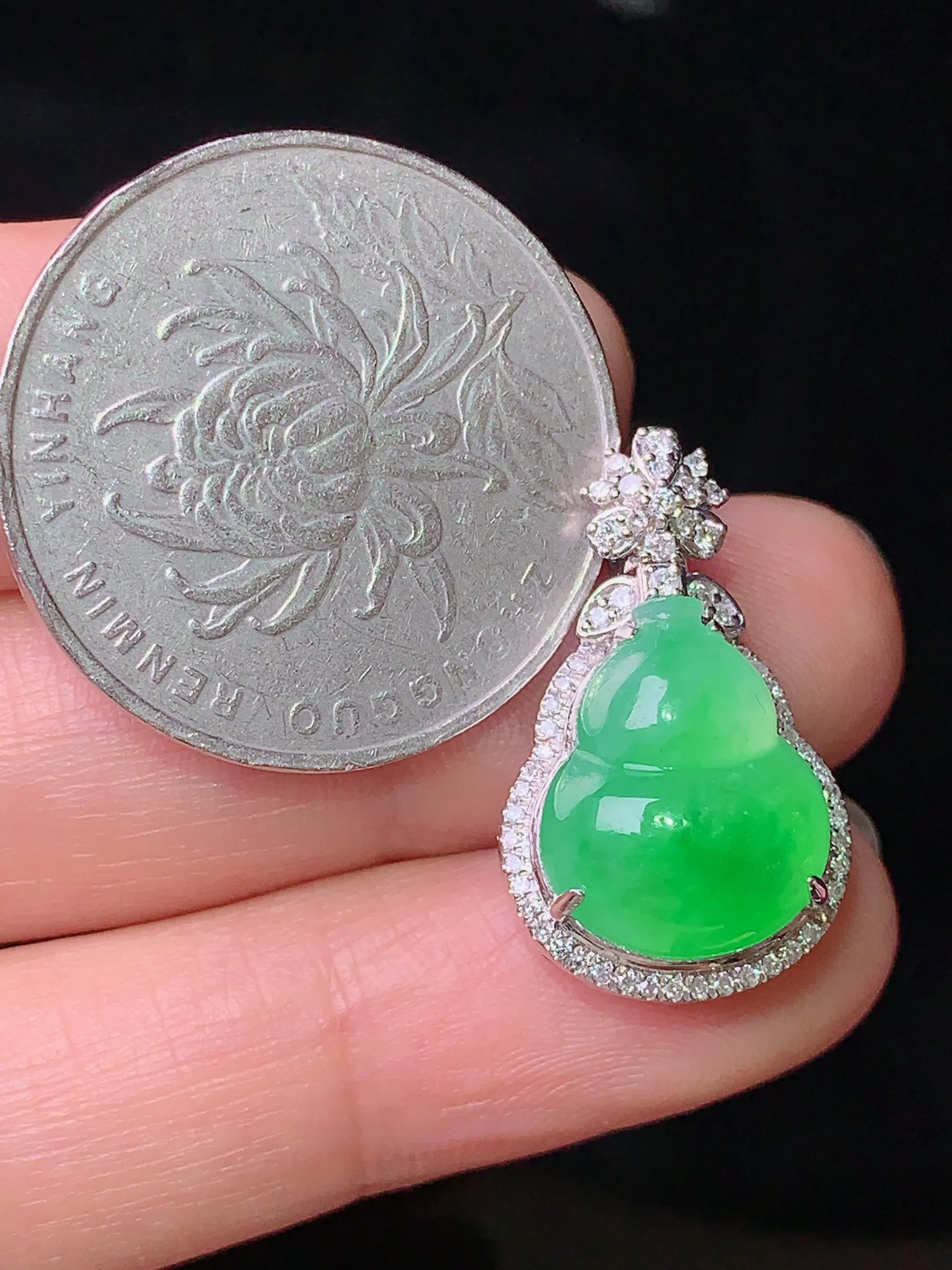 18k金钻镶嵌翠绿葫芦吊坠 玉质细腻 色泽清新艳丽 整体尺寸22.6*13.7*9.6