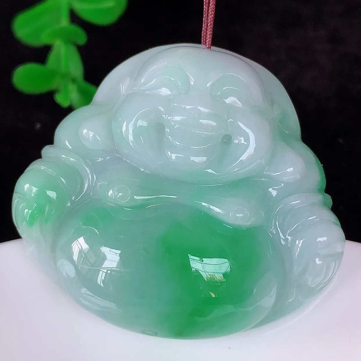 自然光实拍，大件厚装冰润冰糯种飘阳绿翡翠佛公吊坠，饱满， 佛公亦保平安，寓意有福（佛公）相伴， 配戴优雅迷人！#46.29