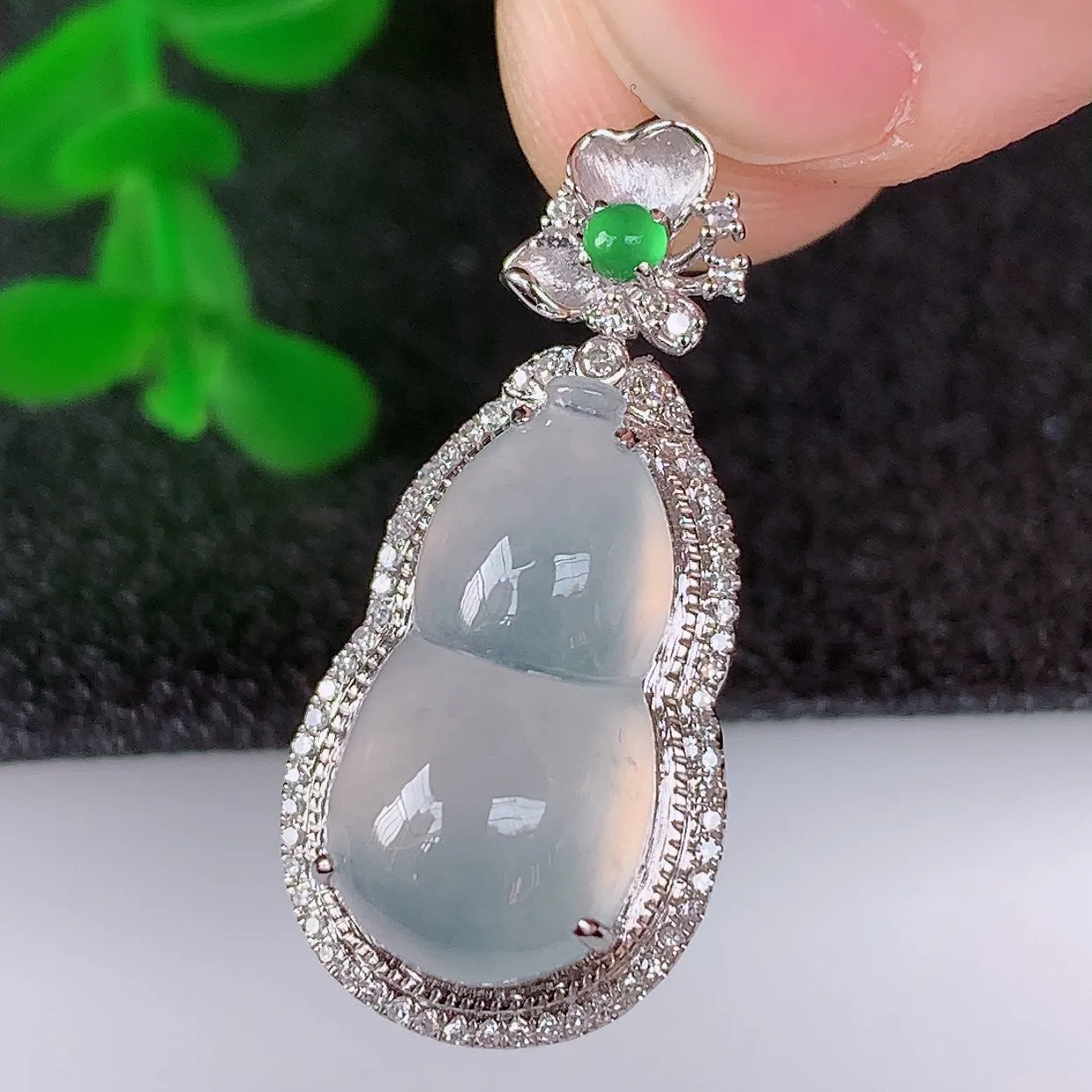自然光实拍，18K金镶嵌冰种翡翠葫芦吊坠，翡翠葫芦，寓意福禄双全，财源滚滚，佩戴效果优雅迷人！#1.3整体26.5*12.5*9裸石16.6*8.8
