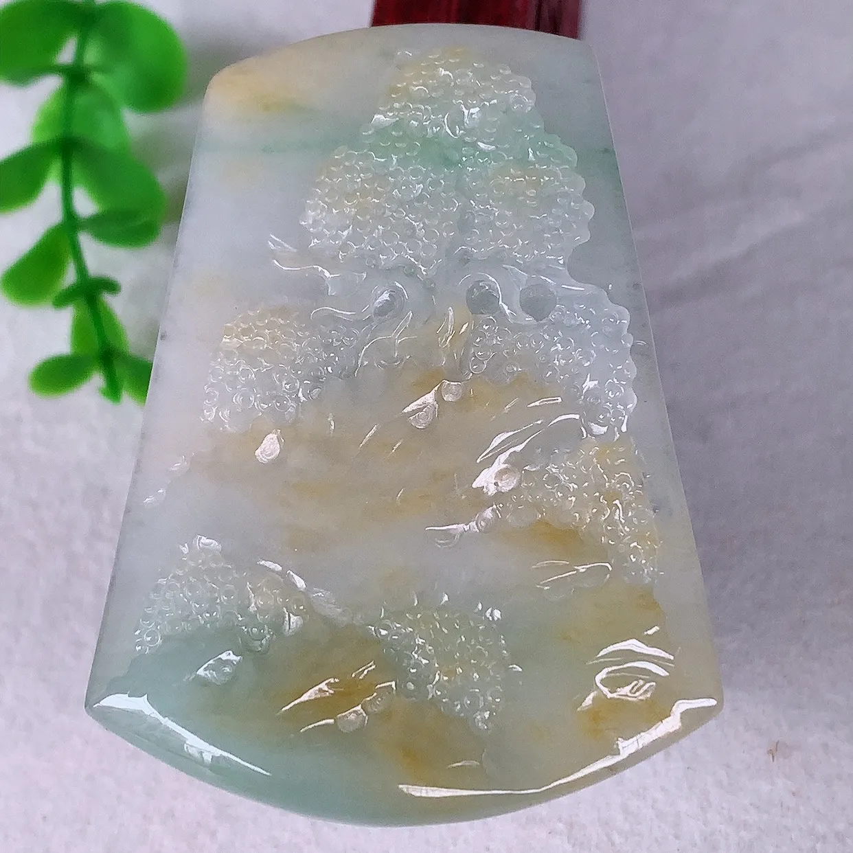 自然光实拍，冰润冰种双彩黄加绿翡翠山水牌吊坠，翡翠山水，立体生动形象，山水素材布局合理，意境感佳，佩戴上身效果更高贵 #60.29