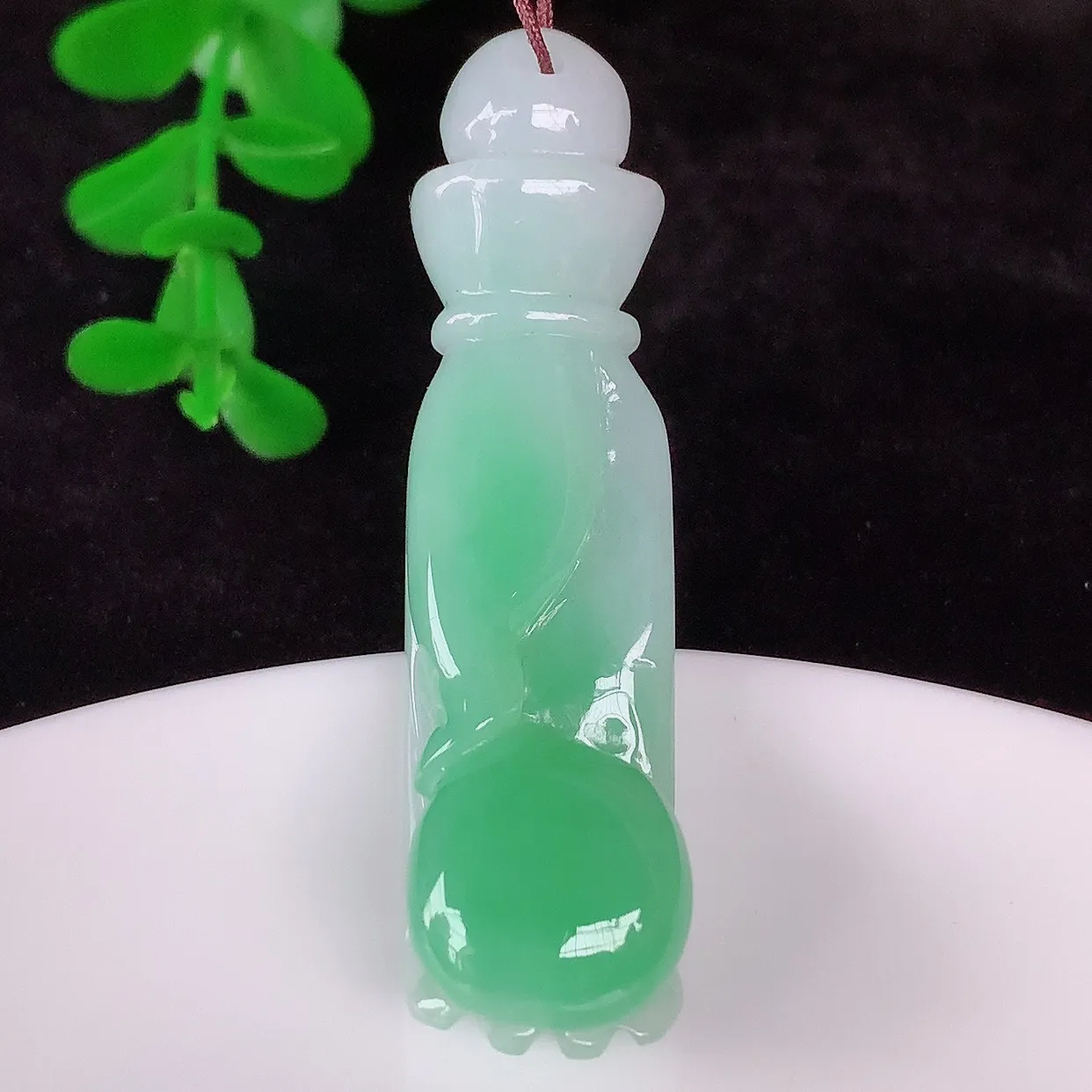 自然光实拍，冰润冰糯种飘绿翡翠掌上明珠吊坠，种老水足，翠色灵动，寓意美好，佩戴时尚出众！#46.3