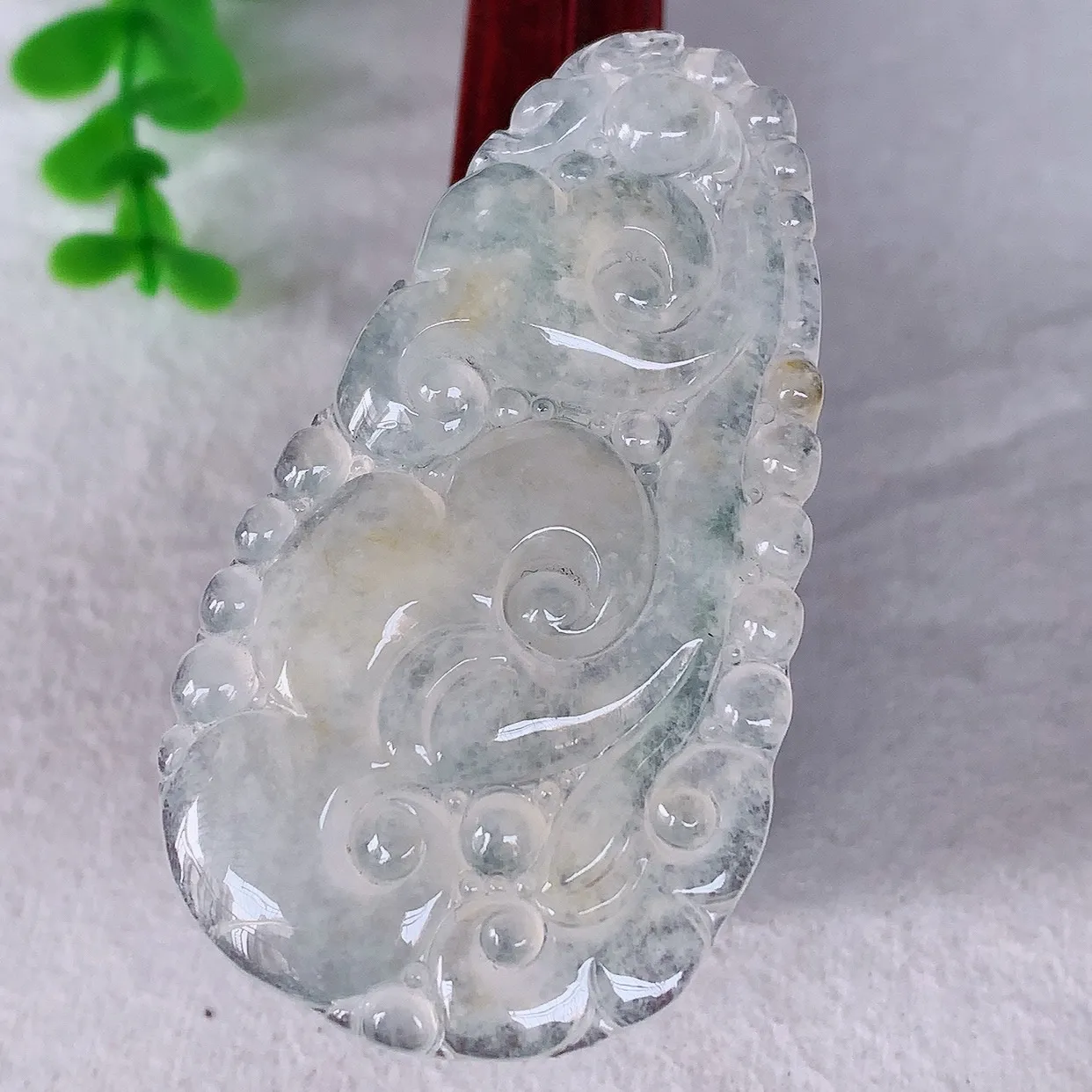 自然光实拍，大件冰种黄翡翡翠如意吊坠，翡翠如意，上身效果非常美，饱满大气，工艺美，万事如意， 如意一