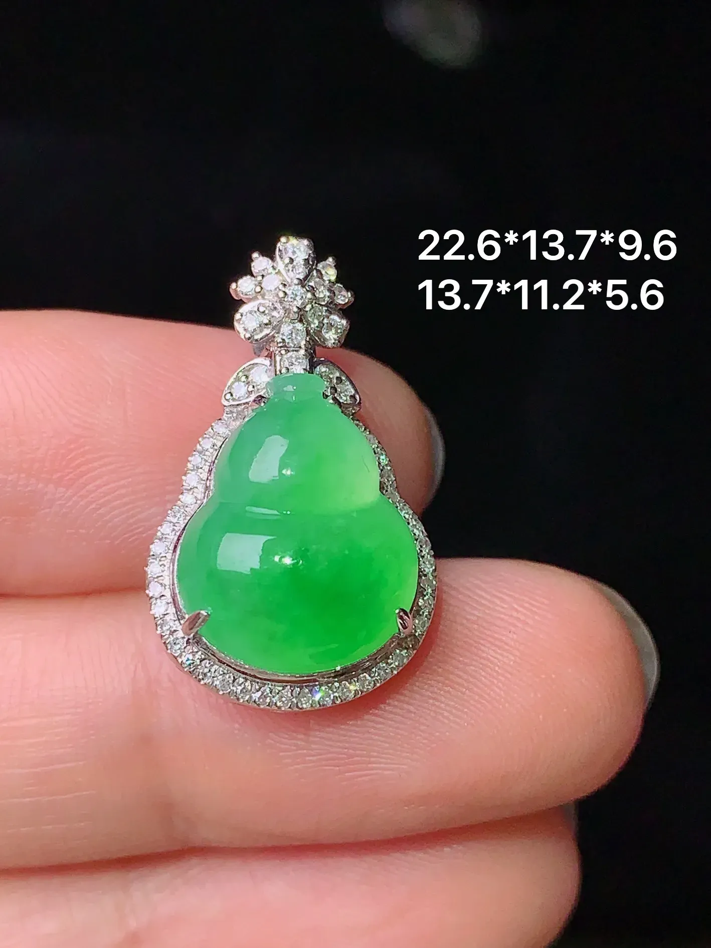 18k金钻镶嵌翠绿葫芦吊坠 玉质细腻 色泽清新艳丽 整体尺寸22.6*13.7*9.6