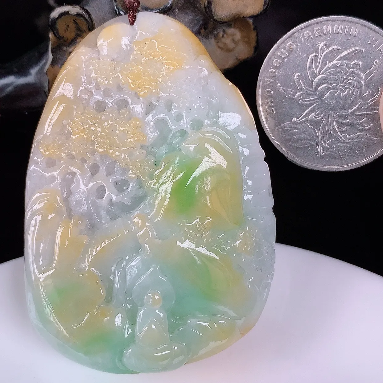 自然光实拍，厚装冰润冰糯种双彩黄加绿翡翠山水牌吊坠，翡翠山水，立体生动形象，山水素材布局合理，意境感佳，佩戴上身效果更高贵 #41.3