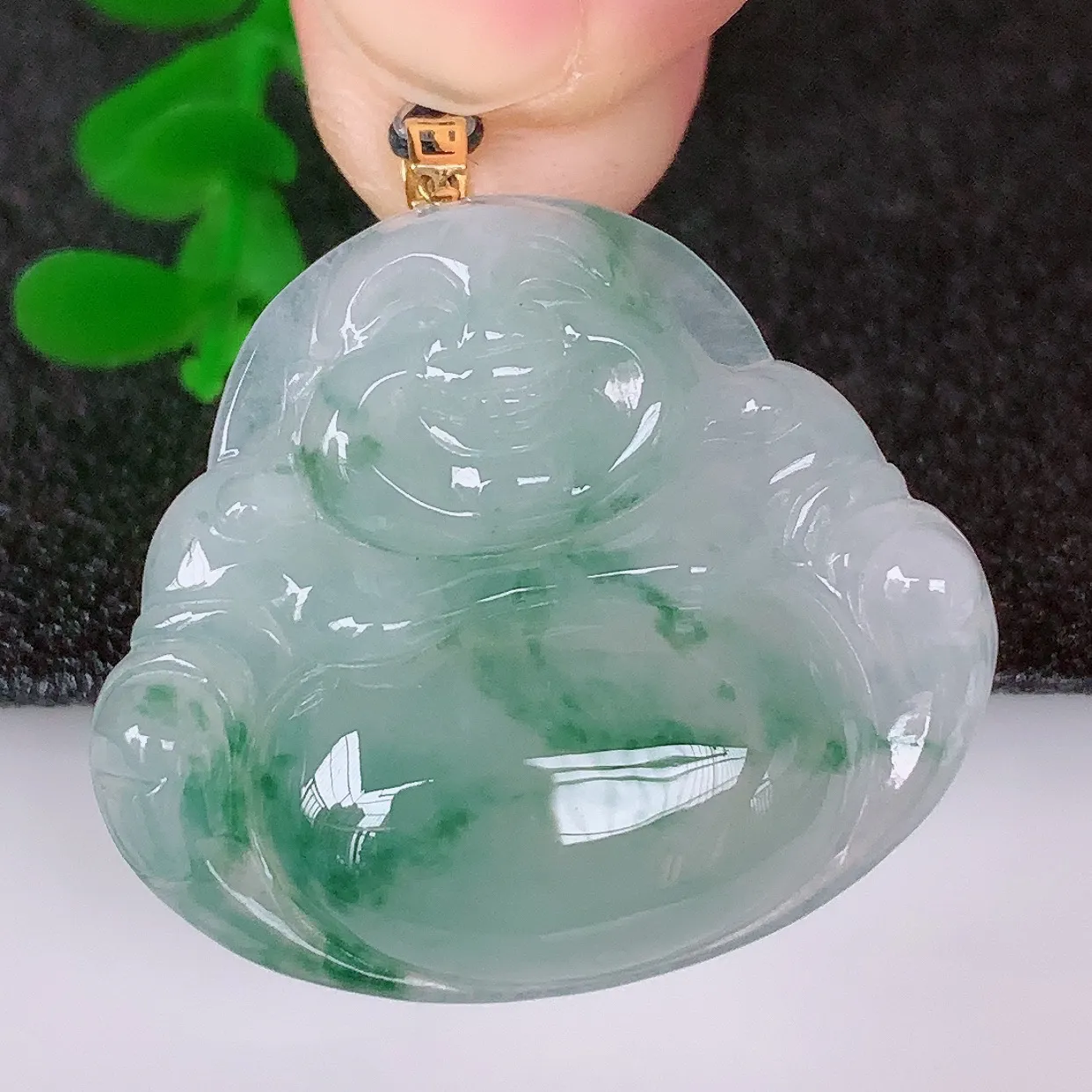 自然光实拍，18K金镶嵌冰种飘花翡翠佛公吊坠，冰透饱满， 佛公亦保平安，寓意有福（佛公）相伴，品相佳，配戴优雅迷人！#49.3整体32.5*裸千27*30.8*6.5