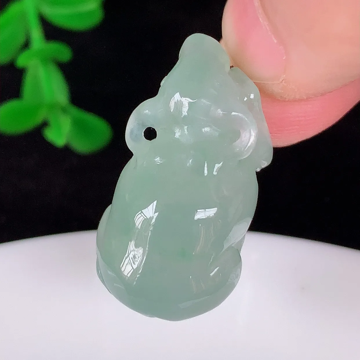 自然光实拍，冰润冰种翡翠生肖牛吊坠，牛气冲天，种老水足，翠色灵动，寓意美好， 佩戴时尚出众！#60.29