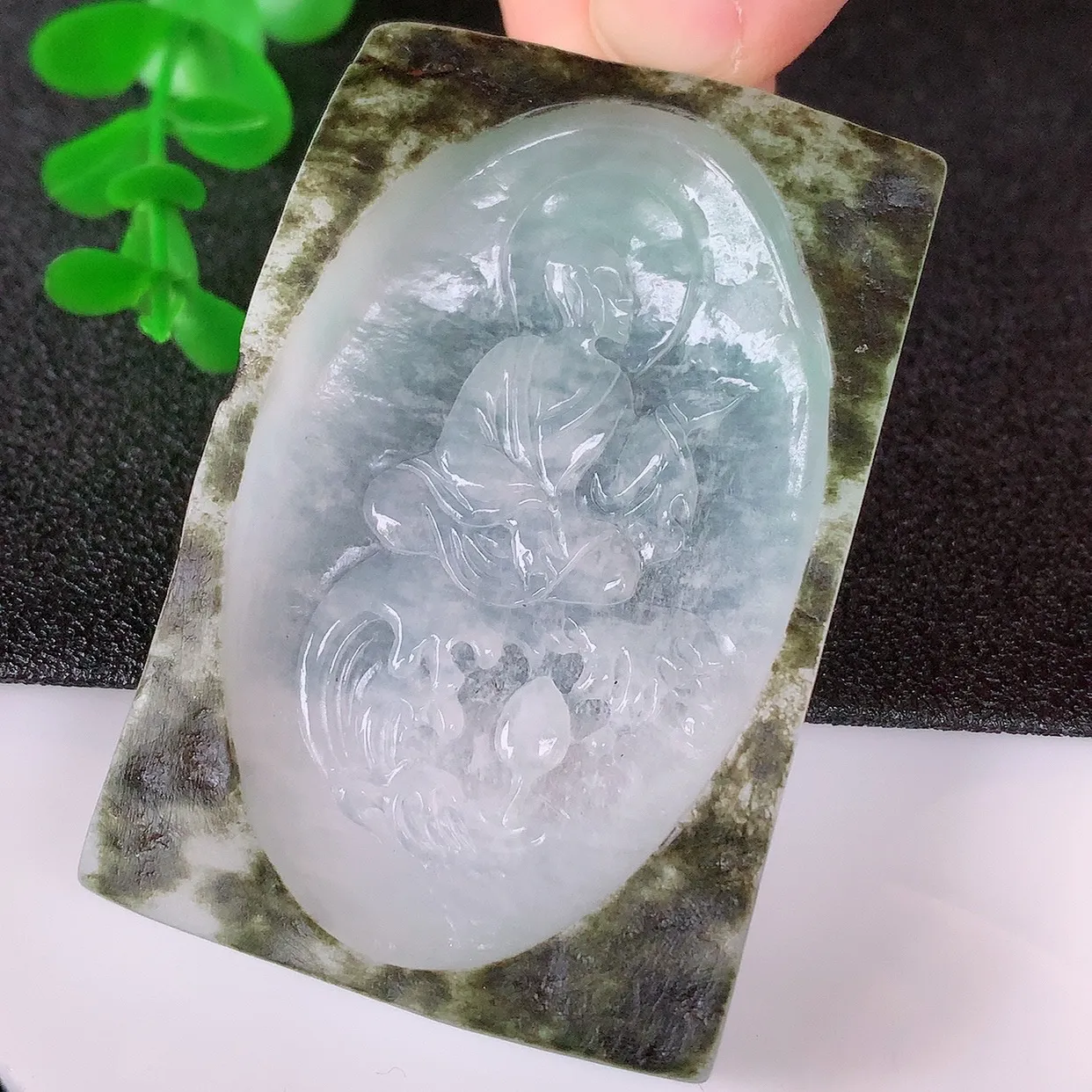 自然光实拍，冰润冰种飘绿翡翠悟道吊坠，翡翠悟道寓意“祥和，安宁，吉祥，幸福”，佩戴效果优雅迷人，性价