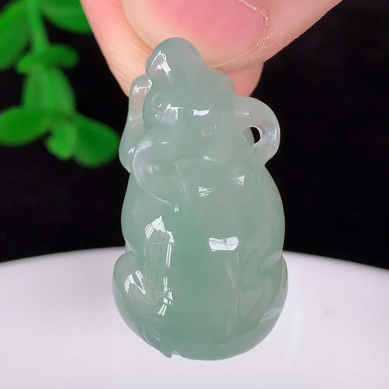 自然光实拍，冰润冰种翡翠生肖牛吊坠，牛气冲天，种老水足，翠色灵动，寓意美好， 佩戴时尚出众！#60.29